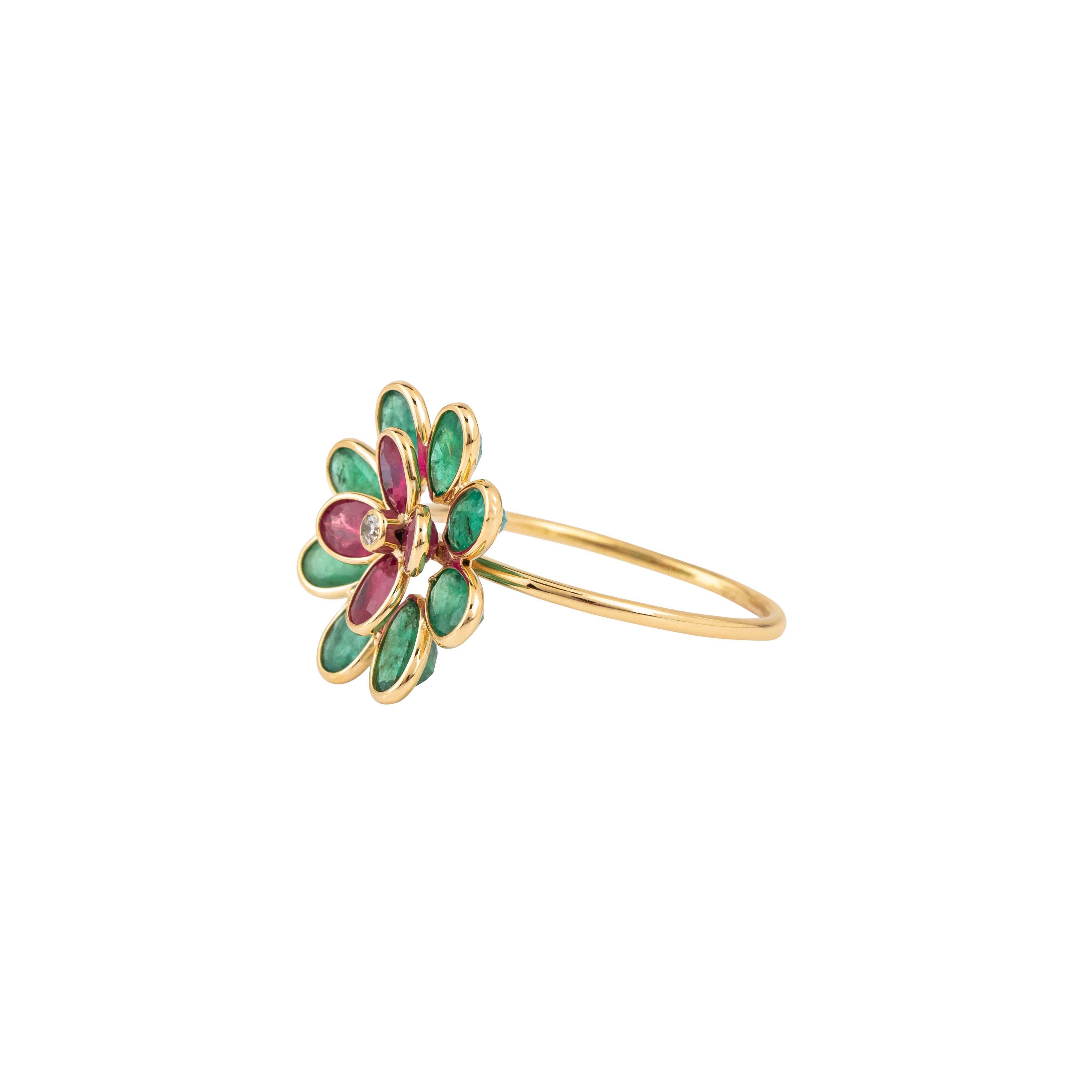 Der Blumenring aus 18 Karat Gold mit 2,52 Karat Diamanten, Rubinen und Smaragden ist eine atemberaubende Interpretation botanischer Schönheit, eine exquisite Mischung aus Kunst und Natur. Das Herzstück des Designs ist ein lebhaftes Blumenmotiv, in