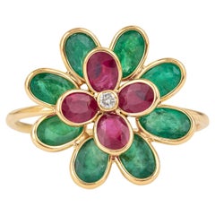 Anillo Flor de Diamantes, Rubíes y Esmeraldas de Oro de 18 Quilates de 2,52 Quilates