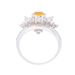 18 Karat Gold 2,54 Karat Fancy Gelber und Diamant Solitär Cluster Moderner Ring
