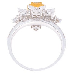 Anillo Moderno Racimo Solitario de Diamantes y Amarillo Fantasía de Oro de 18 Quilates de 2,54 Quilates