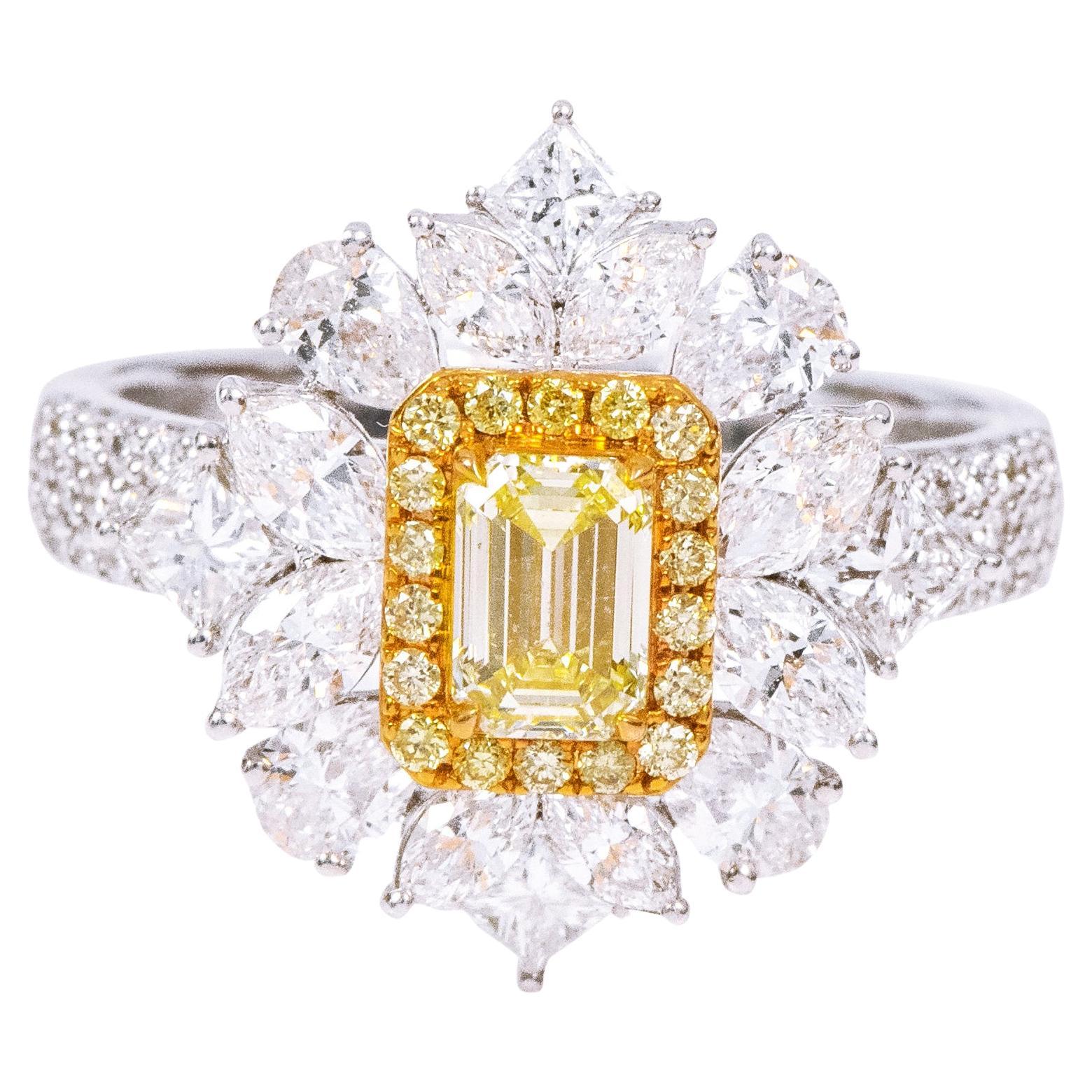 18 Karat Gold 2,54 Karat Fancy Gelber und Diamant Solitär Cluster Moderner Ring