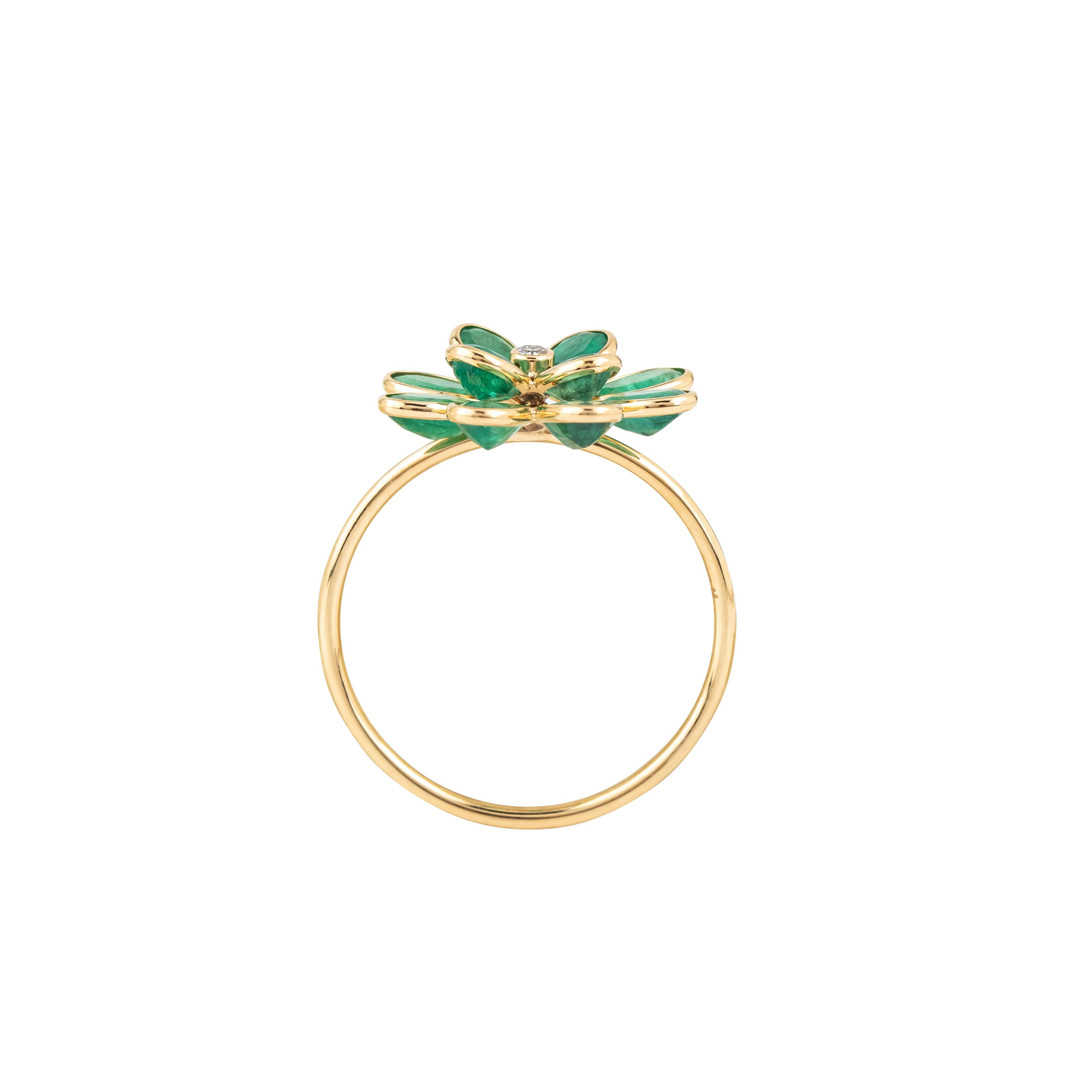 18 Karat Gold 2.57 Carat Diamond and Emerald Flower Ring In New Condition In Jaipur, IN