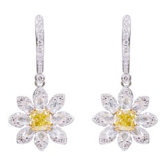 Boucles d'oreilles en goutte en or 18 carats avec fleur en diamants jaunes et blancs de 2,61 carats
