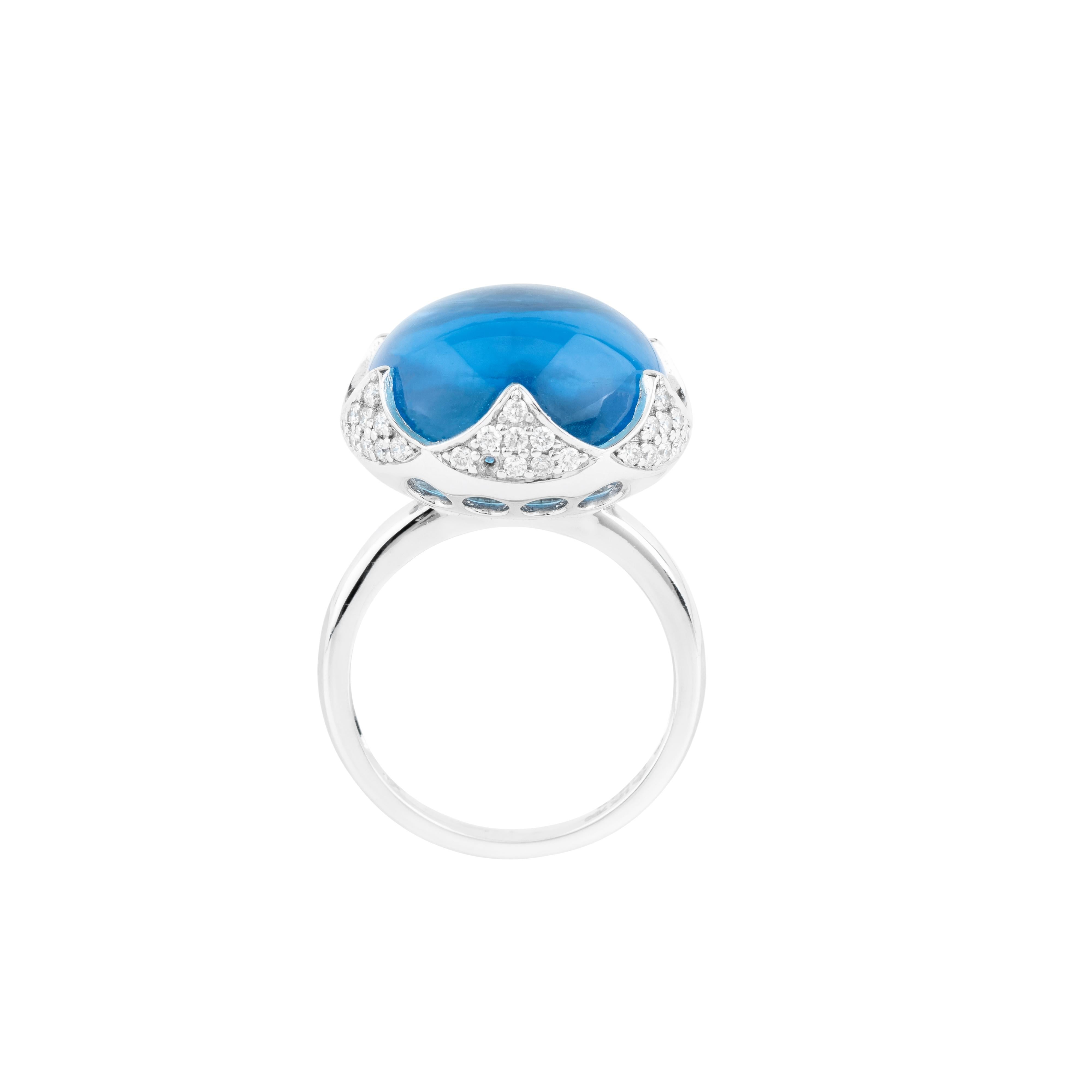 18 Karat Gold 26.24 Carats Blue Topaz and Diamond Cocktail Ring In New Condition For Sale In Jaipur, IN