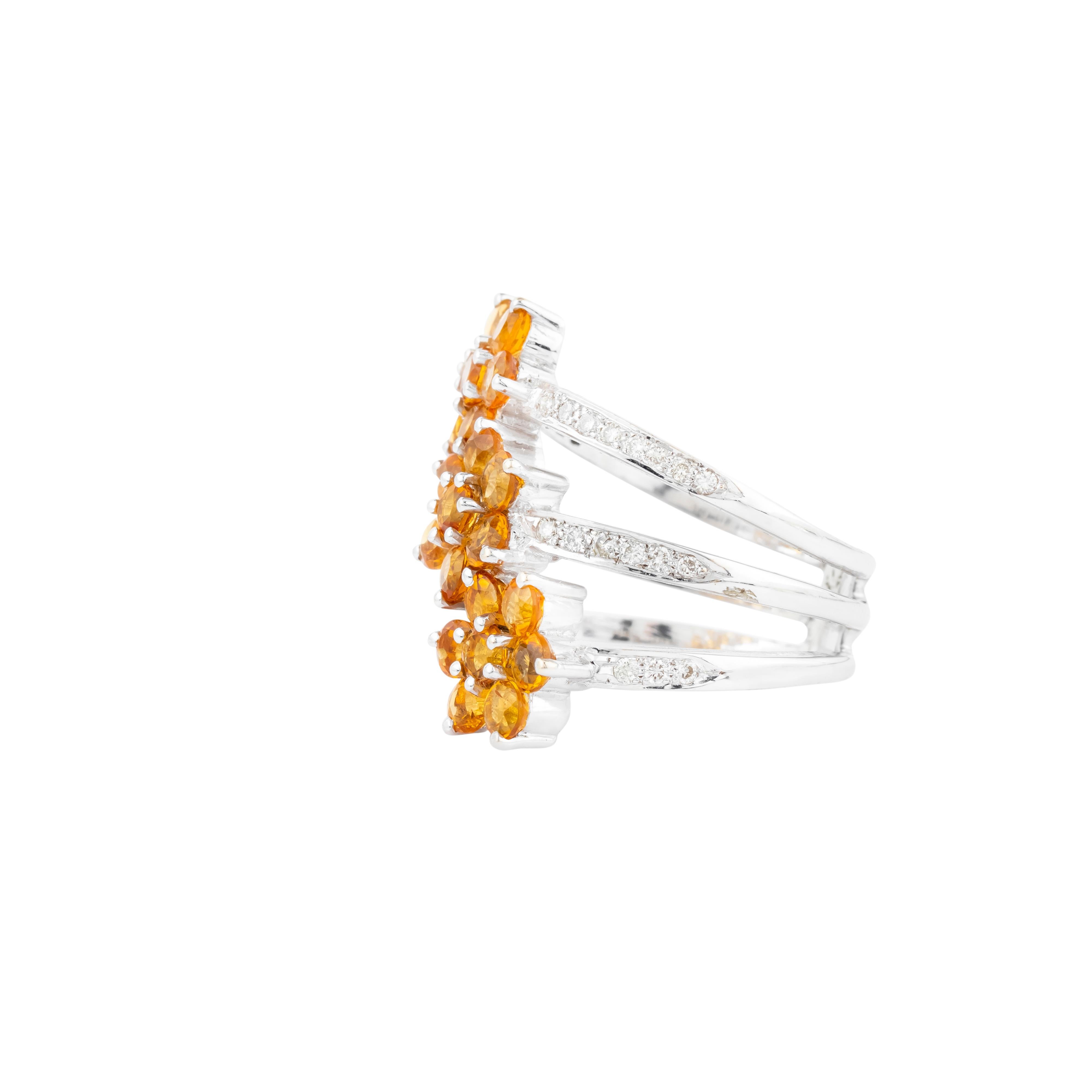 18 Karat Gold 2.64 Carats Golden Topaz and Diamond Modern Ring In New Condition For Sale In Jaipur, IN