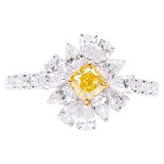 Anillo de oro de 18 quilates con un diamante amarillo «Fancy» de 2,706 quilates y una flor de diamantes