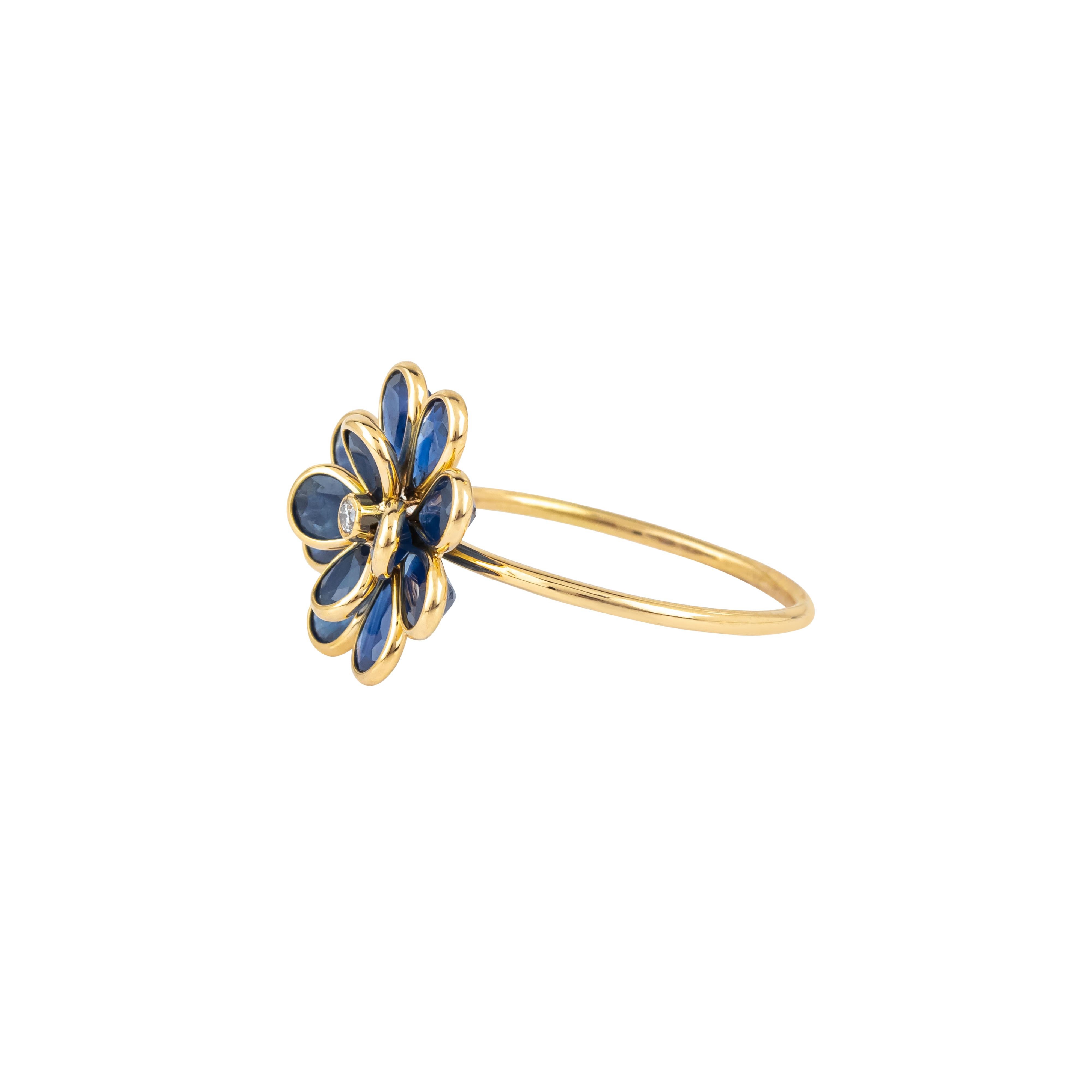 El Anillo Flor de Zafiro y Diamantes de Oro de 18 Kilates de 2,72 Quilates es una radiante fusión de elegancia inspirada en la naturaleza y meticulosa artesanía. En su corazón, cobra vida un motivo floral bellamente elaborado, con 2,72 quilates de
