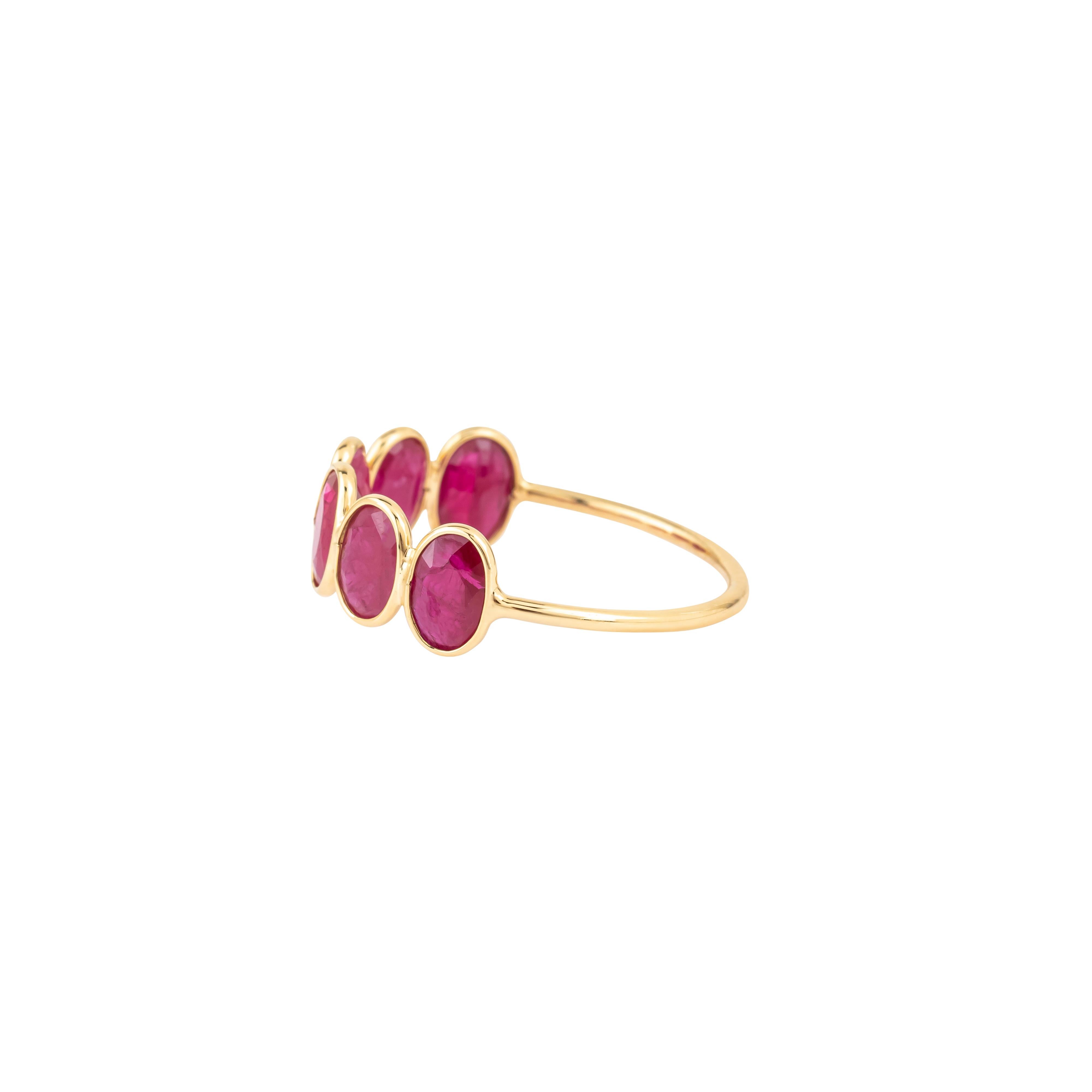 Realizzato con un'attenzione particolare all'eleganza senza tempo e alla raffinatezza artigianale, l'anello a mezza fascia in oro 18 carati con rubino da 2,75 carati offre un accattivante equilibrio tra lusso e semplicità. Con una fila di rubini