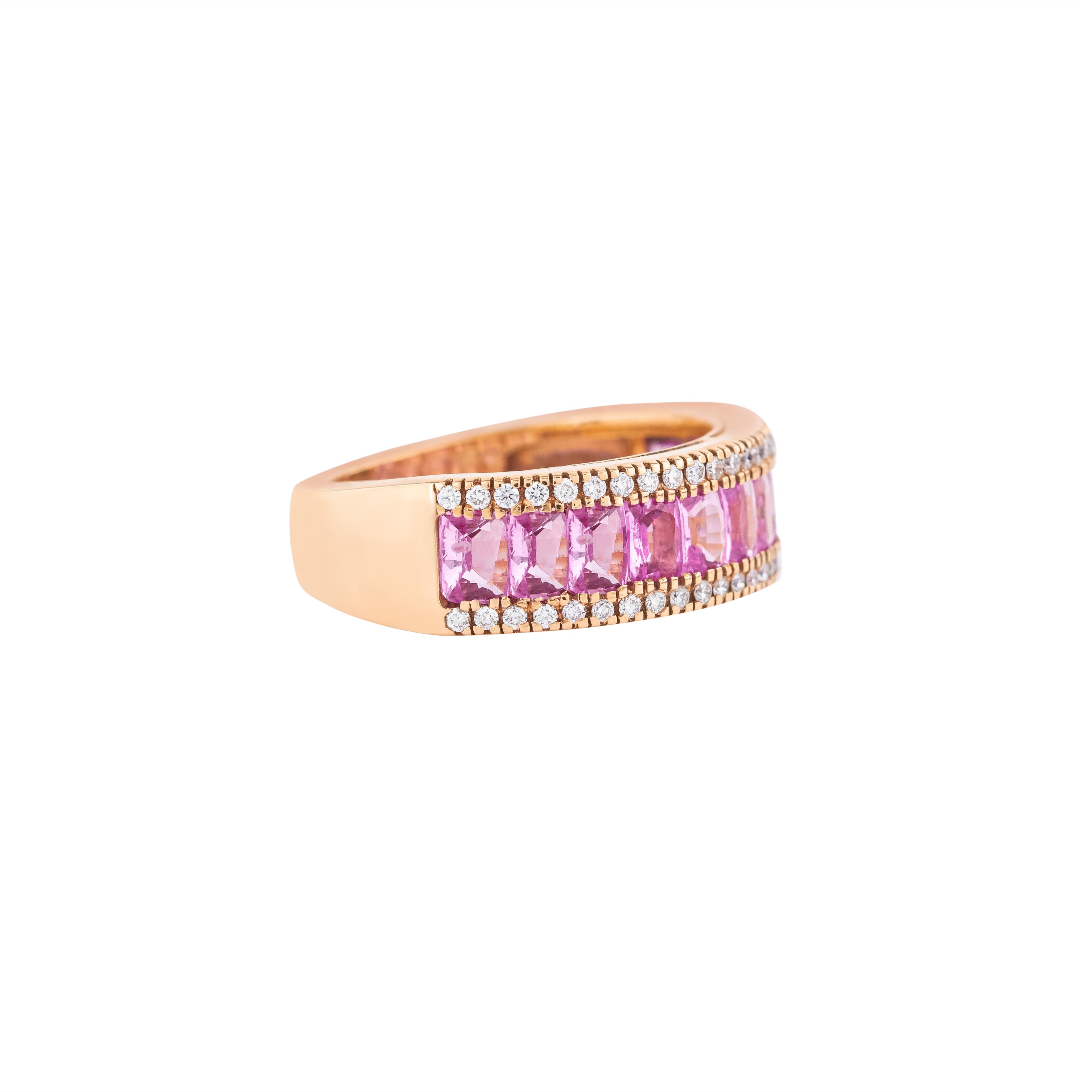 Découvrez le summum de la sophistication avec notre bague demi-bande en or 18 carats de 2,77 carats avec diamant et saphir rose - une symphonie envoûtante de luxe et d'élégance. Chaque bague témoigne de notre dévouement à un artisanat exquis et à