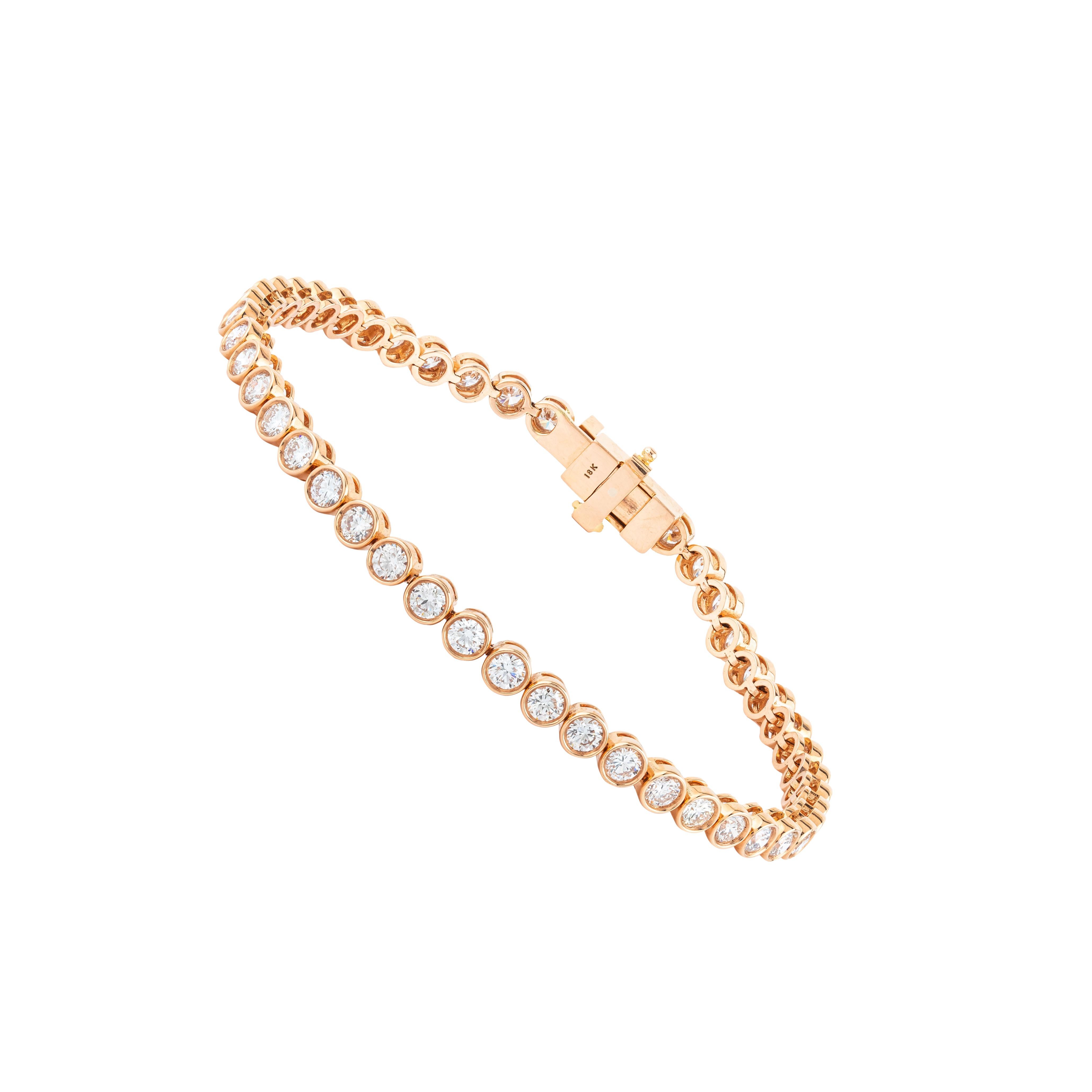 L'eleganza è al centro della scena in questo bracciale tennis in oro 18 carati, con 2,78 carati di diamanti sapientemente tagliati. Ogni diamante viene selezionato a mano per la sua brillantezza, chiarezza e simmetria, assicurando un design coeso