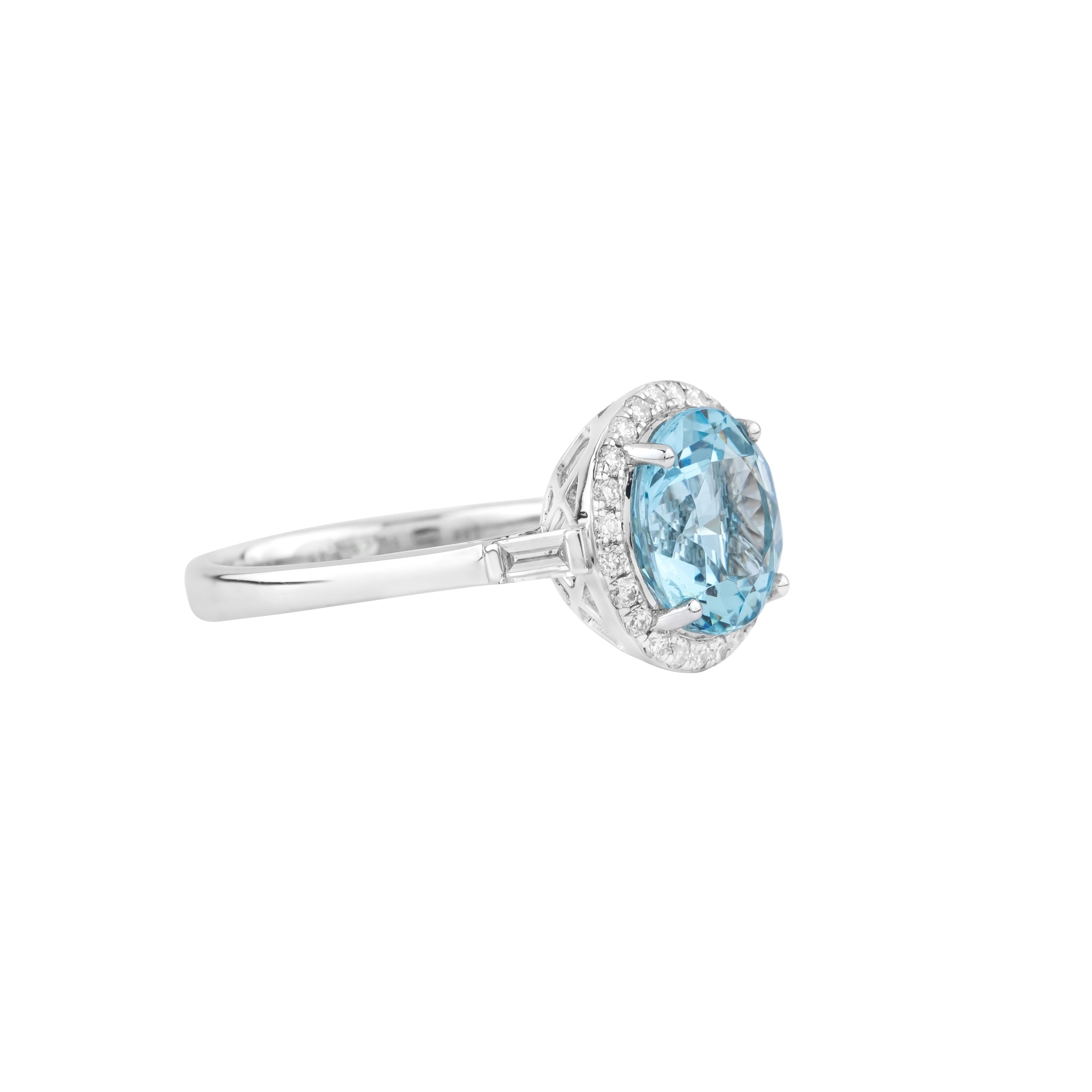 Contemporary 18 Karat Gold 2.79 Carat Diamond and Aquamarine Solitaire Ring For Sale