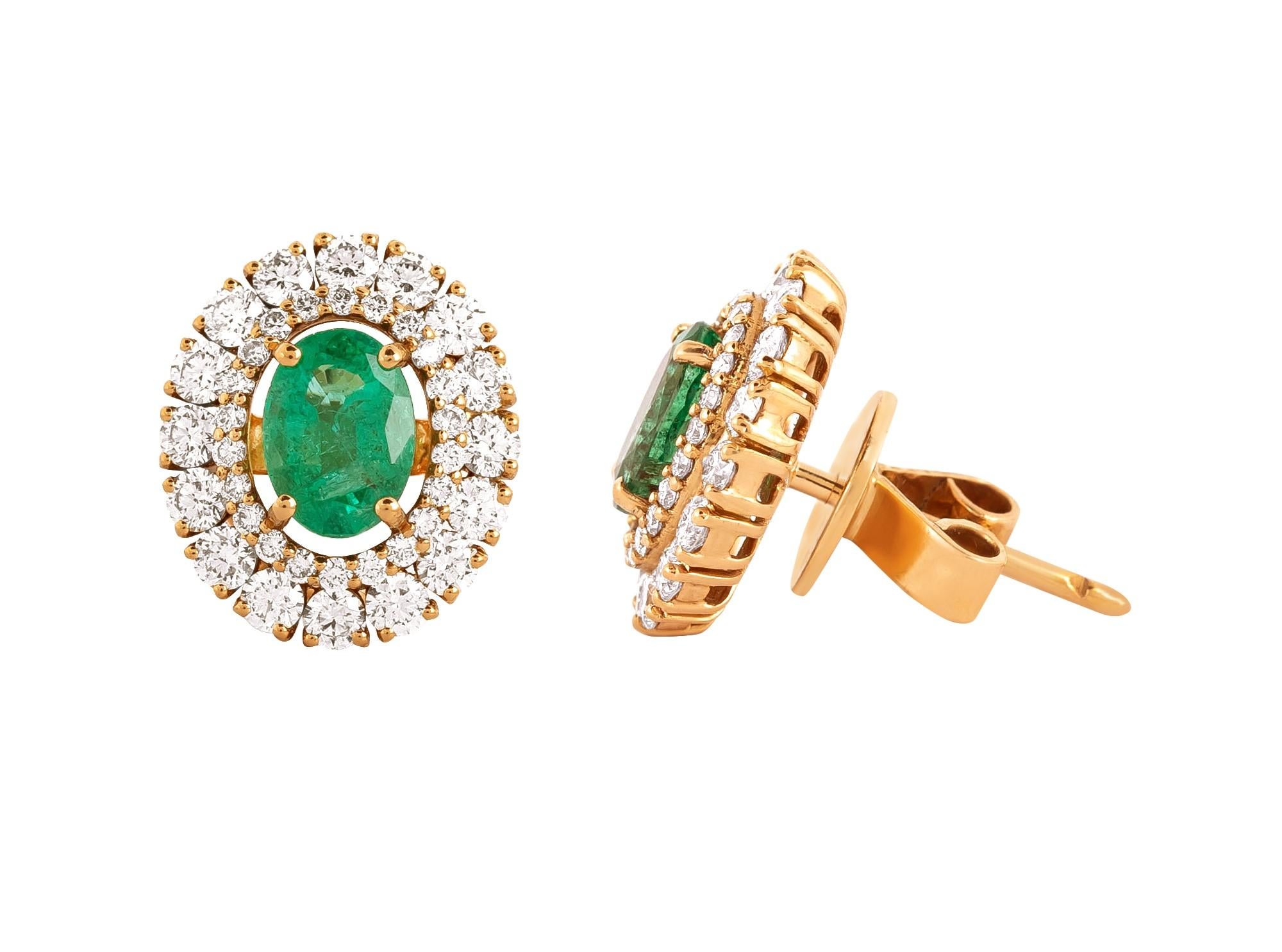 Contemporary 18 Karat Gold 2.79 Carat Diamond and Emerald Solitaire Stud Earrings For Sale