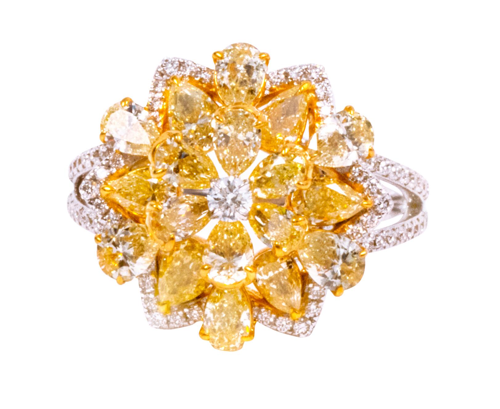 18 Karat Gold 2.79 Carat Yellow and White Diamond Cocktail Ring In New Condition For Sale In Jaipur, IN