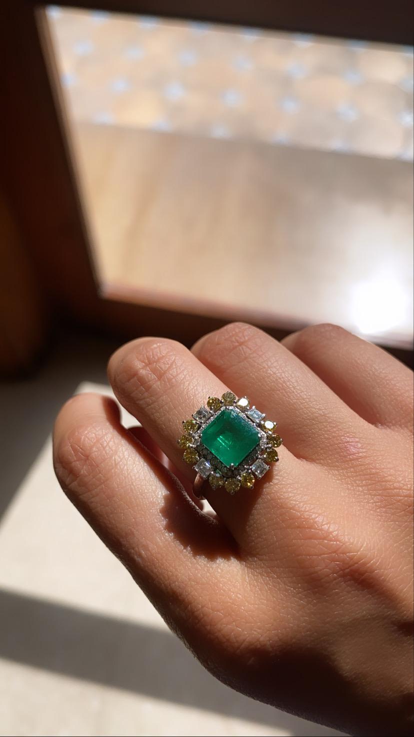 Art Deco 18 Karat Gold, 2.79 Carats, Octagonal Emerald & Yellow Diamonds Cocktail Ring
