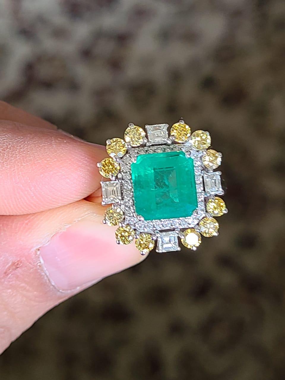 18 Karat Gold, 2.79 Carats, Octagonal Emerald & Yellow Diamonds Cocktail Ring In New Condition In Hong Kong, HK