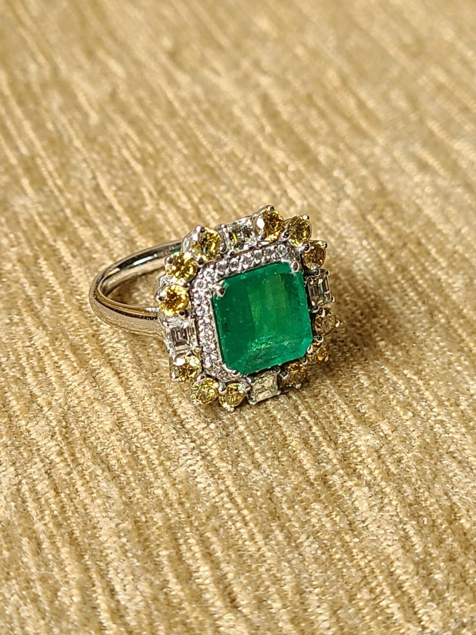 Women's or Men's 18 Karat Gold, 2.79 Carats, Octagonal Emerald & Yellow Diamonds Cocktail Ring