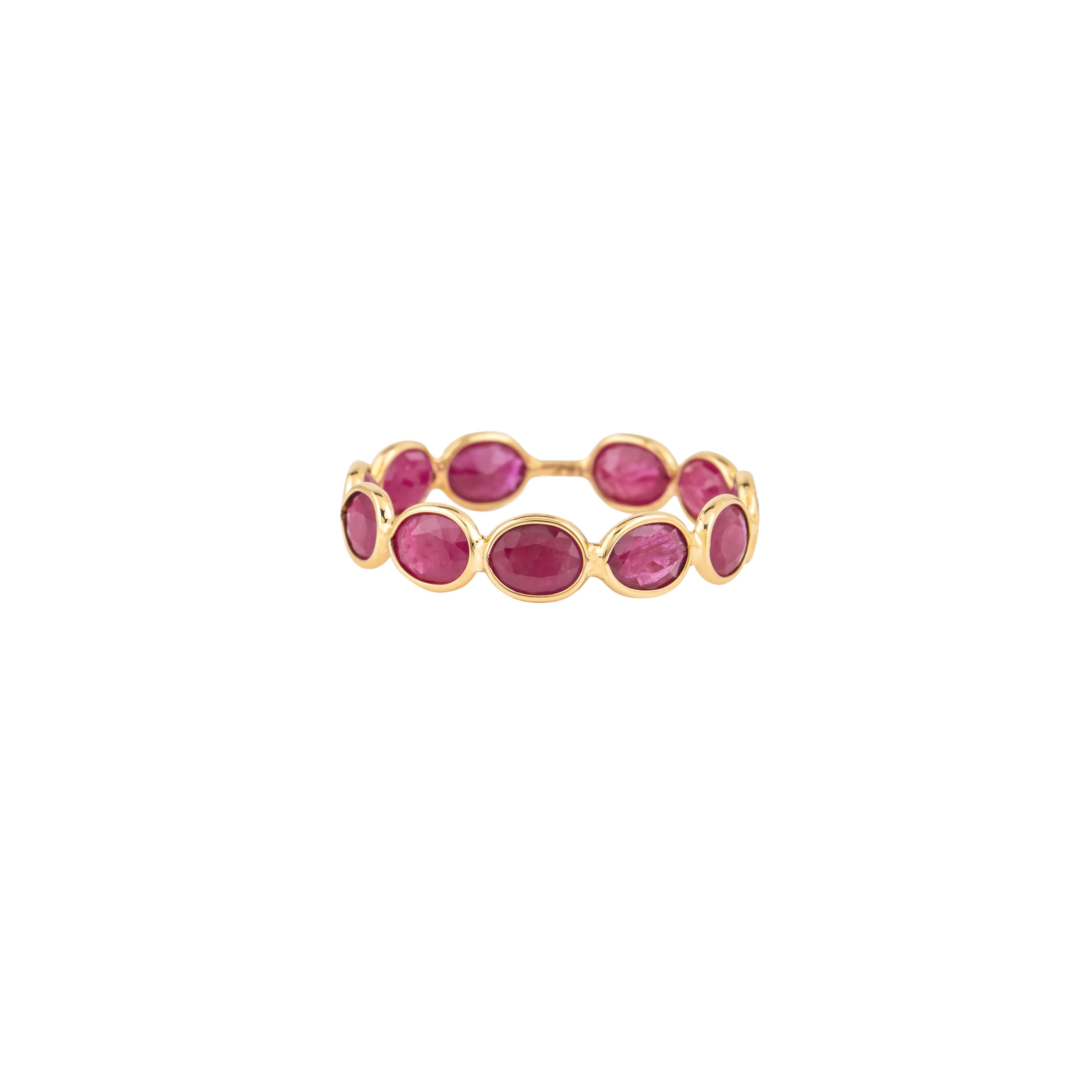 Ispirato al concetto di eterna eleganza, l'anello Infinity in oro 18 carati con 2,8 carati di rubino incarna un flusso continuo di vibrante bellezza e lusso. Il disegno dell'infinito, simbolo di un legame senza fine, è impreziosito da 2,8 carati di