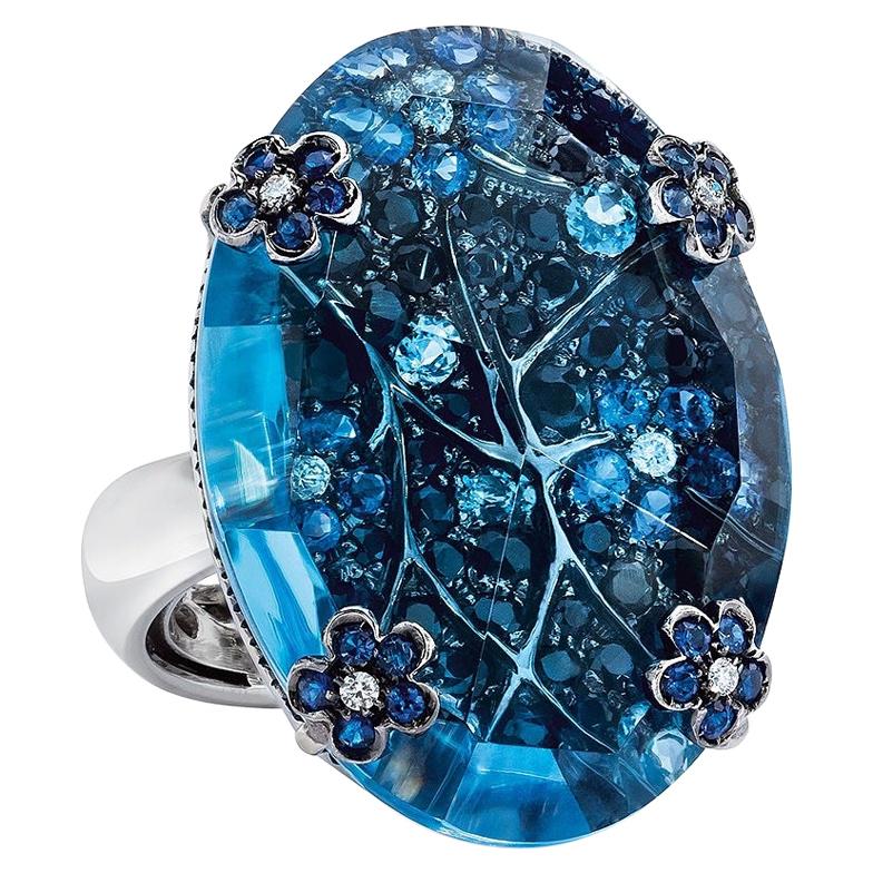 18 Karat Gold 28.00 Carat Oval Blue Topaz Ring with Sapphires and Aquamarine For Sale