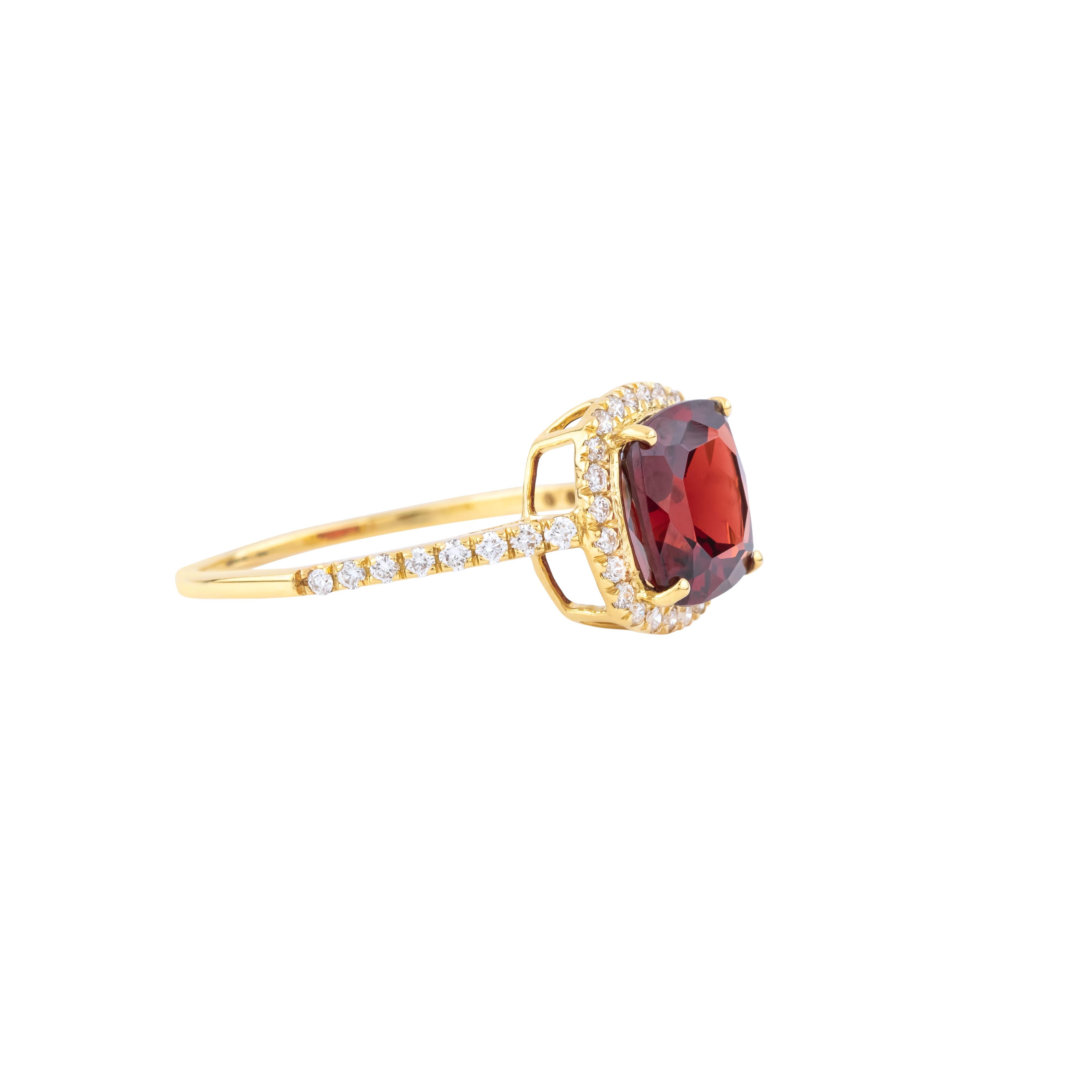 Contemporary 18 Karat Gold 2.85 Carat Diamond and Garnet Cocktail Ring For Sale