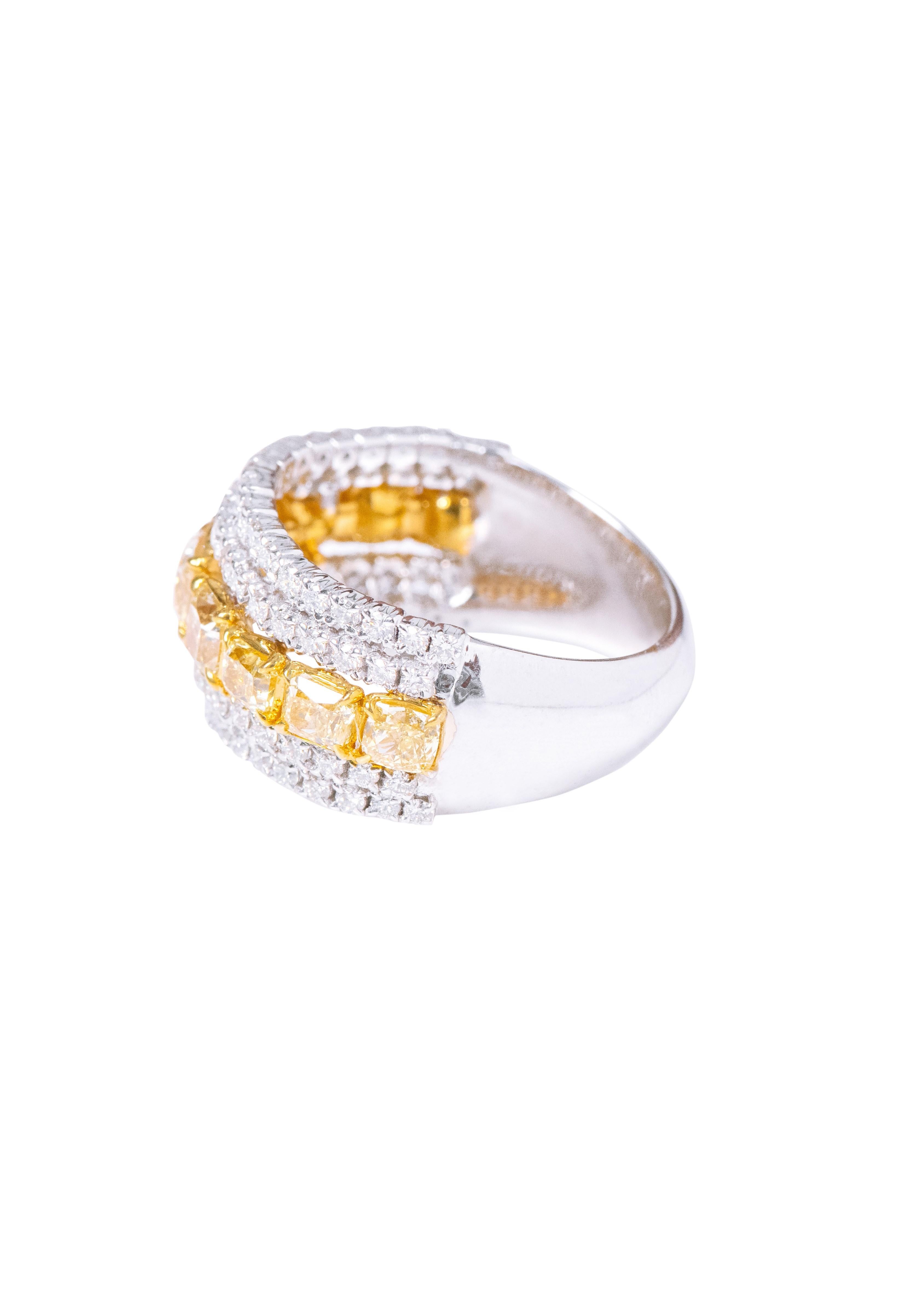 Erhöhen Sie Ihren Stil mit unserem 18 Karat Gold 2,91 Karat Fancy Yellow Diamond and Diamond Fashion Ring - eine wahre Verkörperung von Raffinesse und modernem Design. Jeder Ring ist ein Meisterwerk, das mit größter Sorgfalt gefertigt und