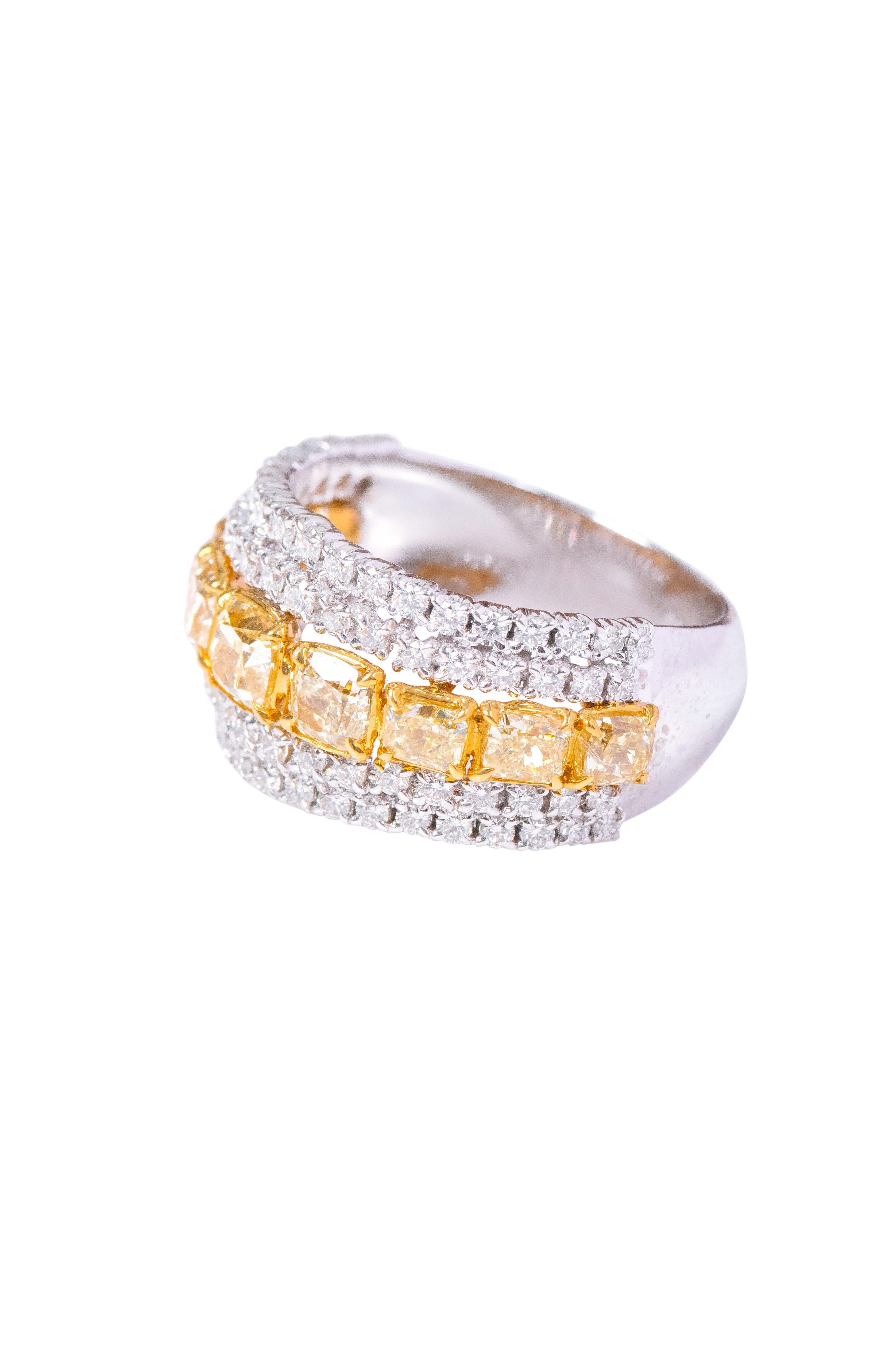 18 Karat Gold 2,91 Karat Fancy Gelber Diamant und Diamant Mode-Ring  (Moderne) im Angebot