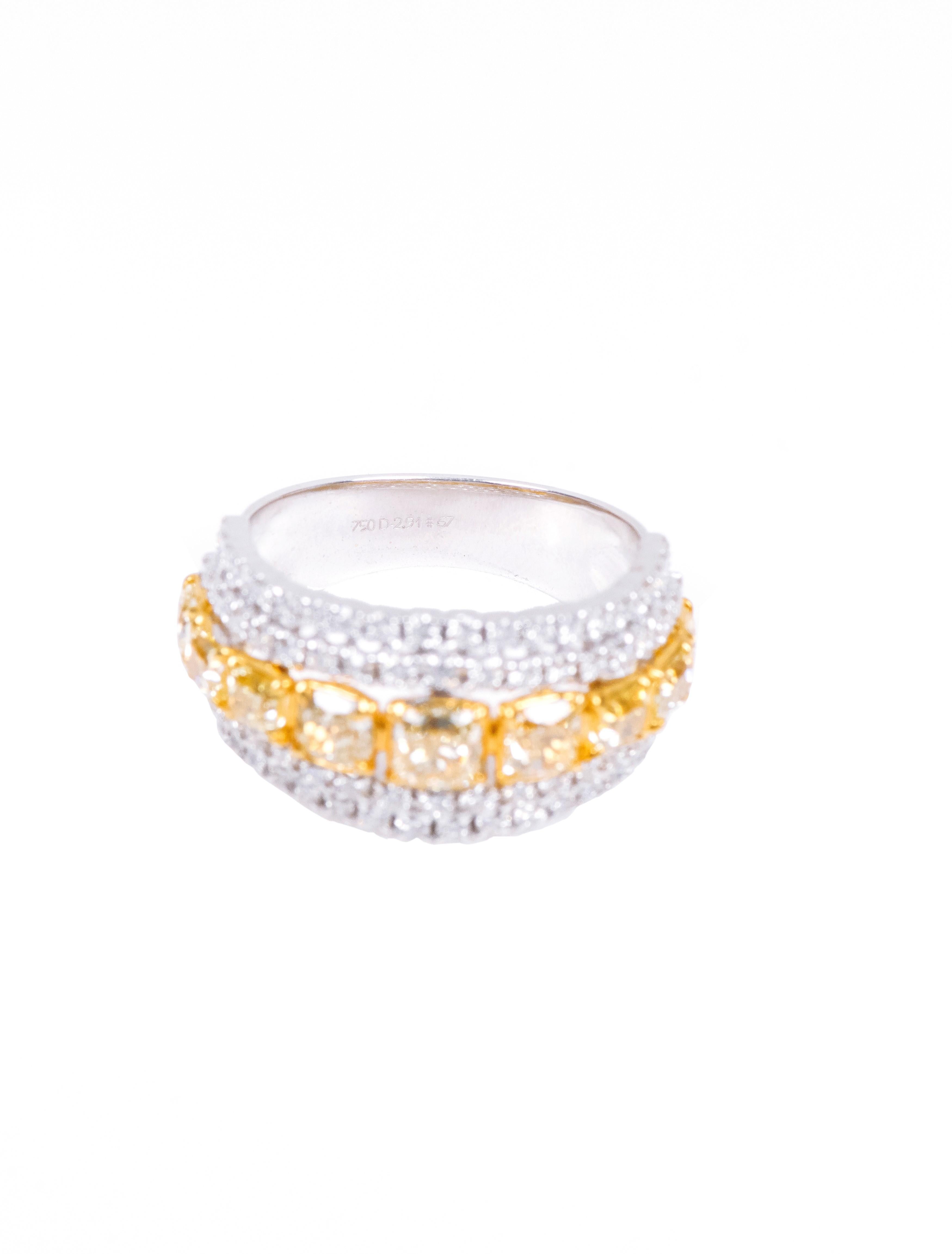 18 Karat Gold 2,91 Karat Fancy Gelber Diamant und Diamant Mode-Ring  im Zustand „Neu“ im Angebot in Jaipur, IN