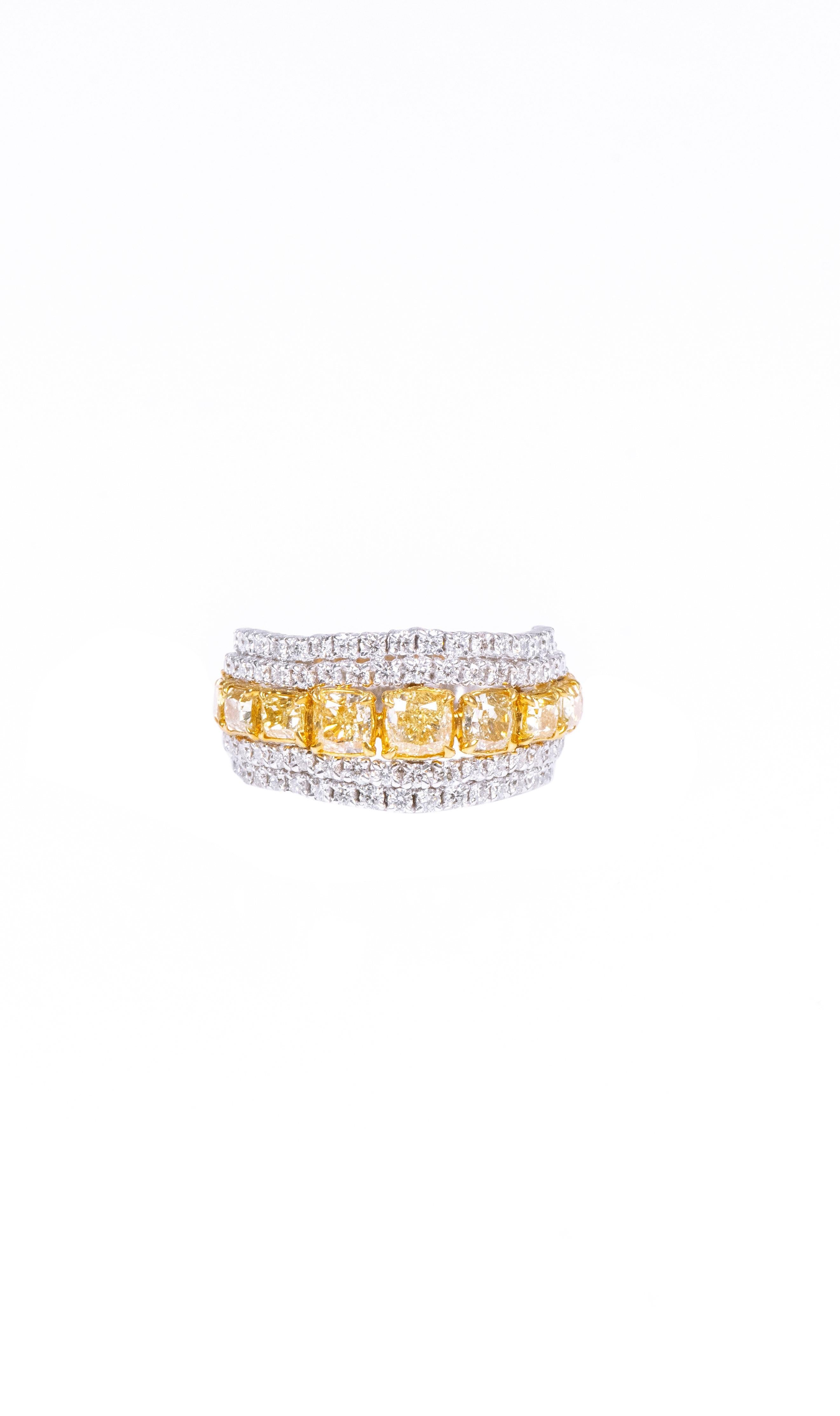 18 Karat Gold 2.91 Carat Fancy Yellow Diamond and Diamond Fashion Ring For Sale 1