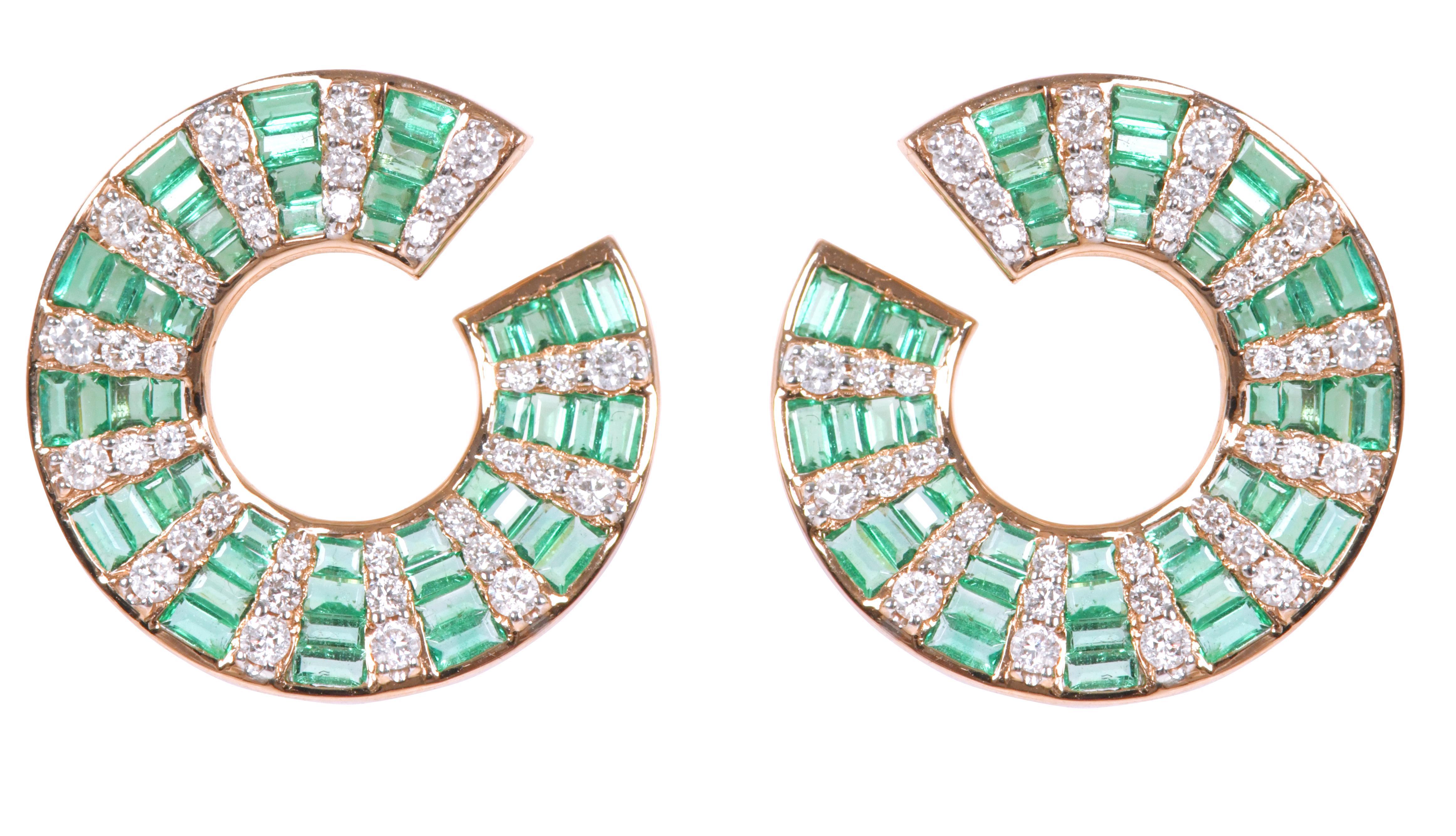 18 Karat Gold 2.94 Carats Natural Emerald and Diamond Contemporary Style Earring For Sale 3