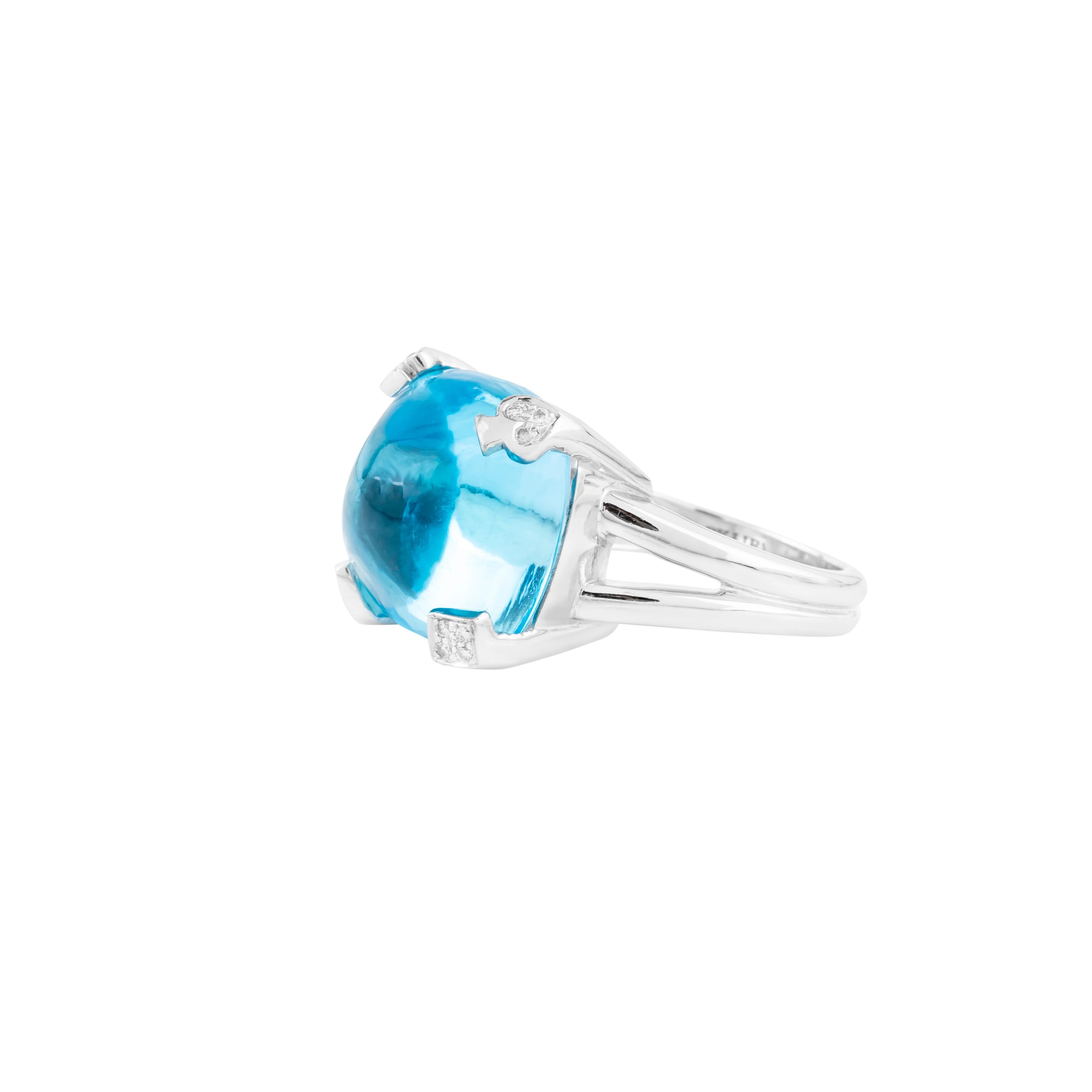 Brilliant Cut 18 Karat Gold 30.15 Carats Blue Topaz and Diamond Fashion Ring For Sale