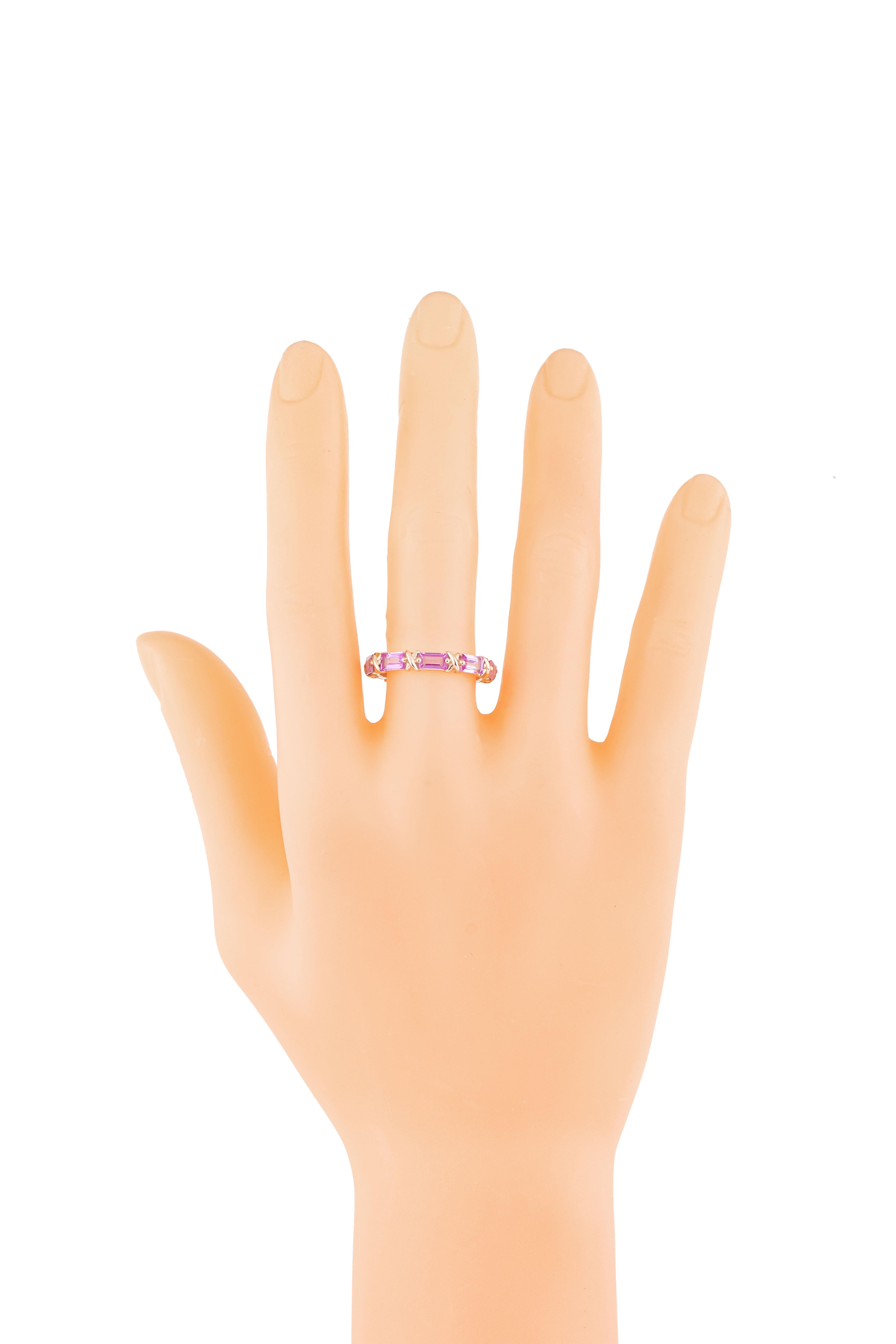 18 Karat Gold 3.05 Carat Pink Sapphire Infinity Ring In New Condition For Sale In Jaipur, IN