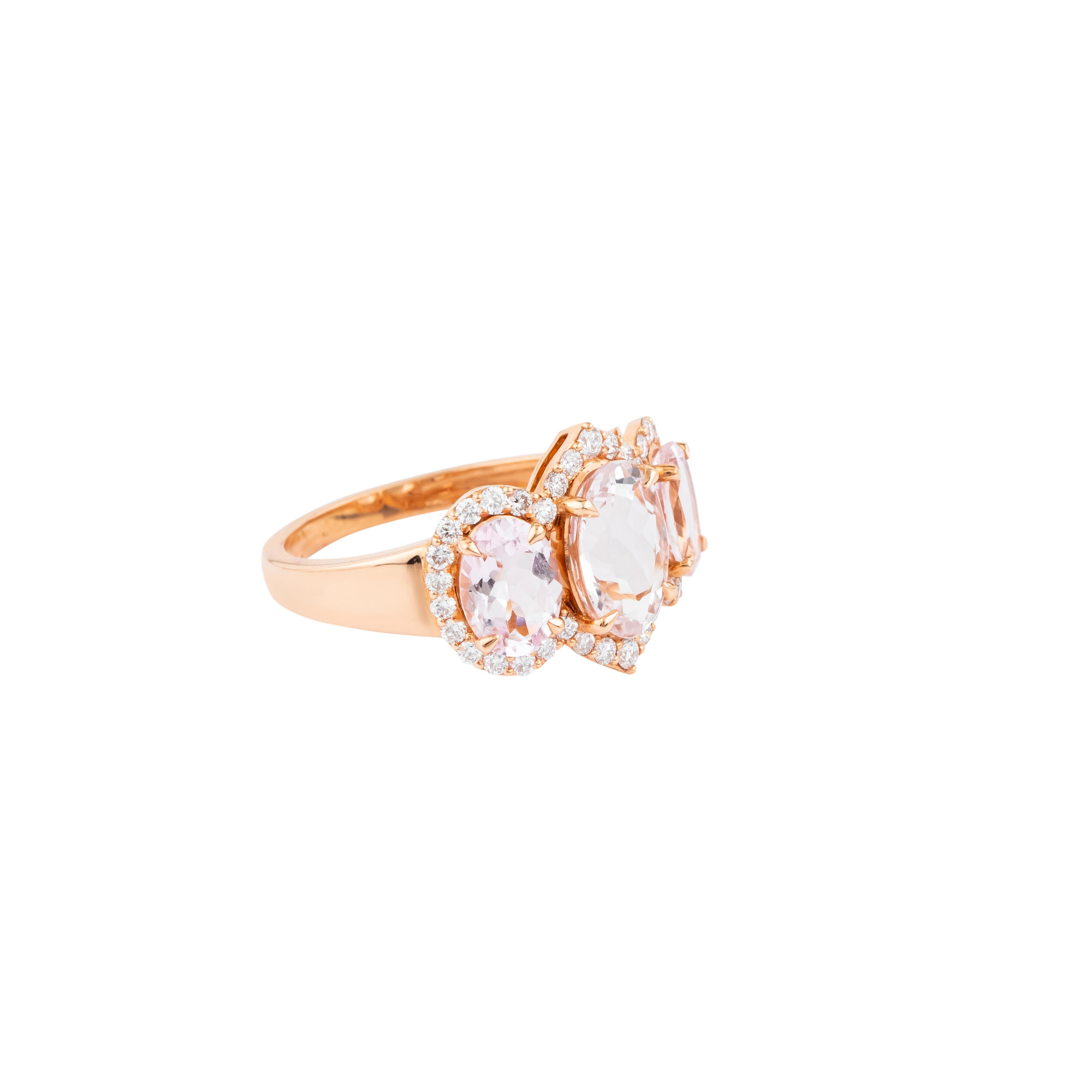 The 3.08-carat diamond and morganite three-stone ring exemplifies elegance through its harmonious blend of classic design and modern artistry. A mesmerizing morganite takes center stage, its finely calibrated facets producing a luminous glow that