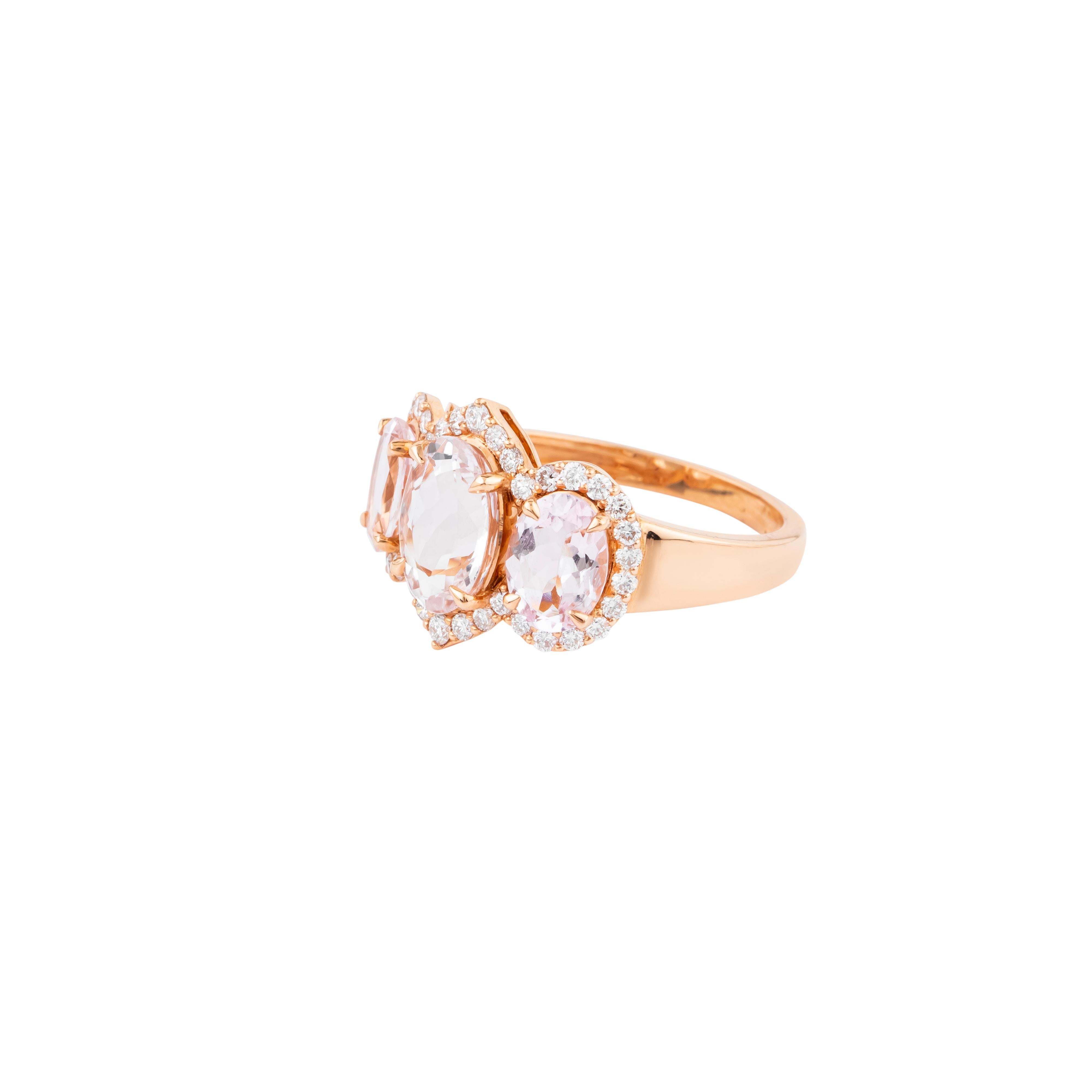 Brilliant Cut 18 Karat Gold 3.08 Carat Diamond and Morganite Three Stone Ring For Sale
