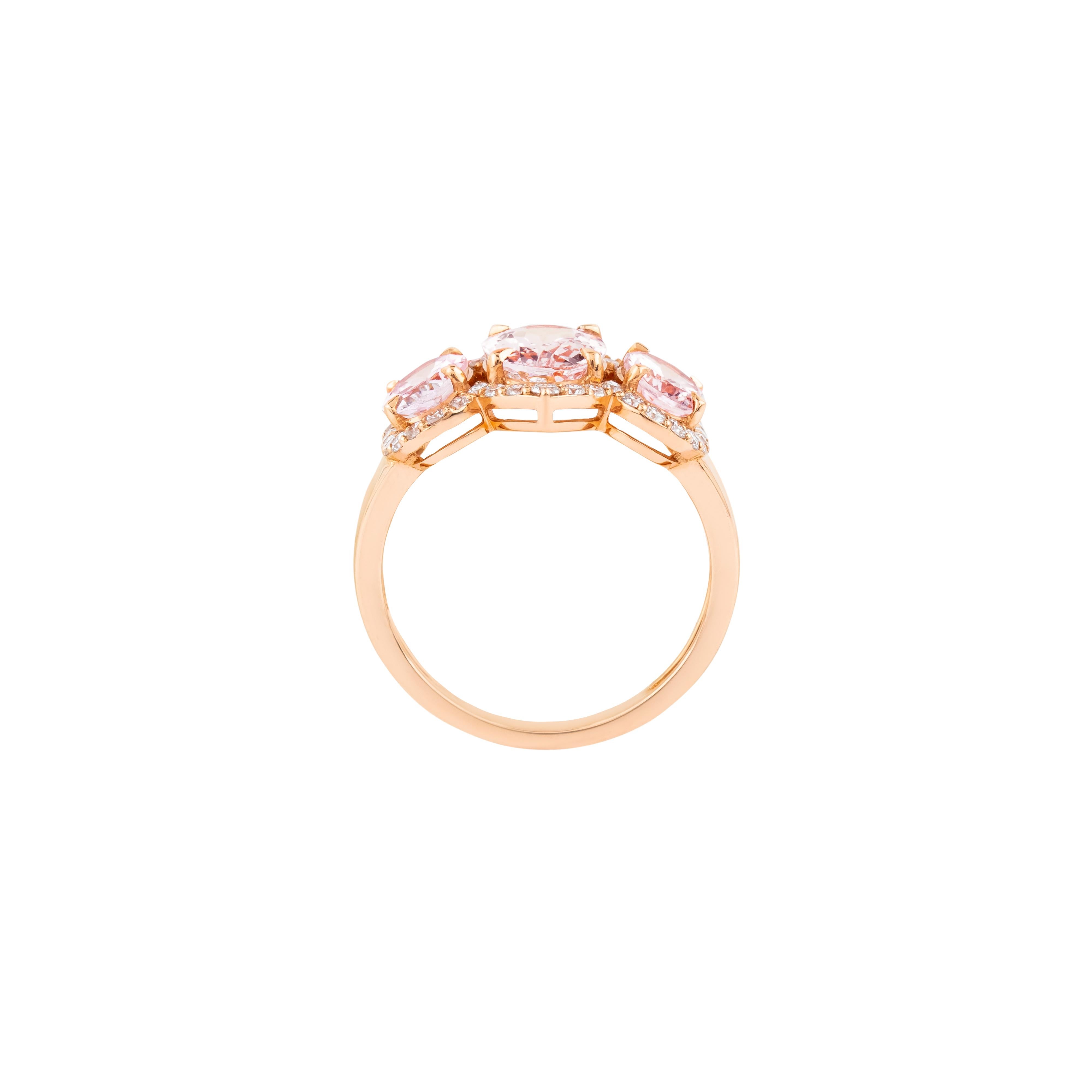 18 Karat Gold 3.08 Carat Diamond and Morganite Three Stone Ring In New Condition For Sale In Jaipur, IN