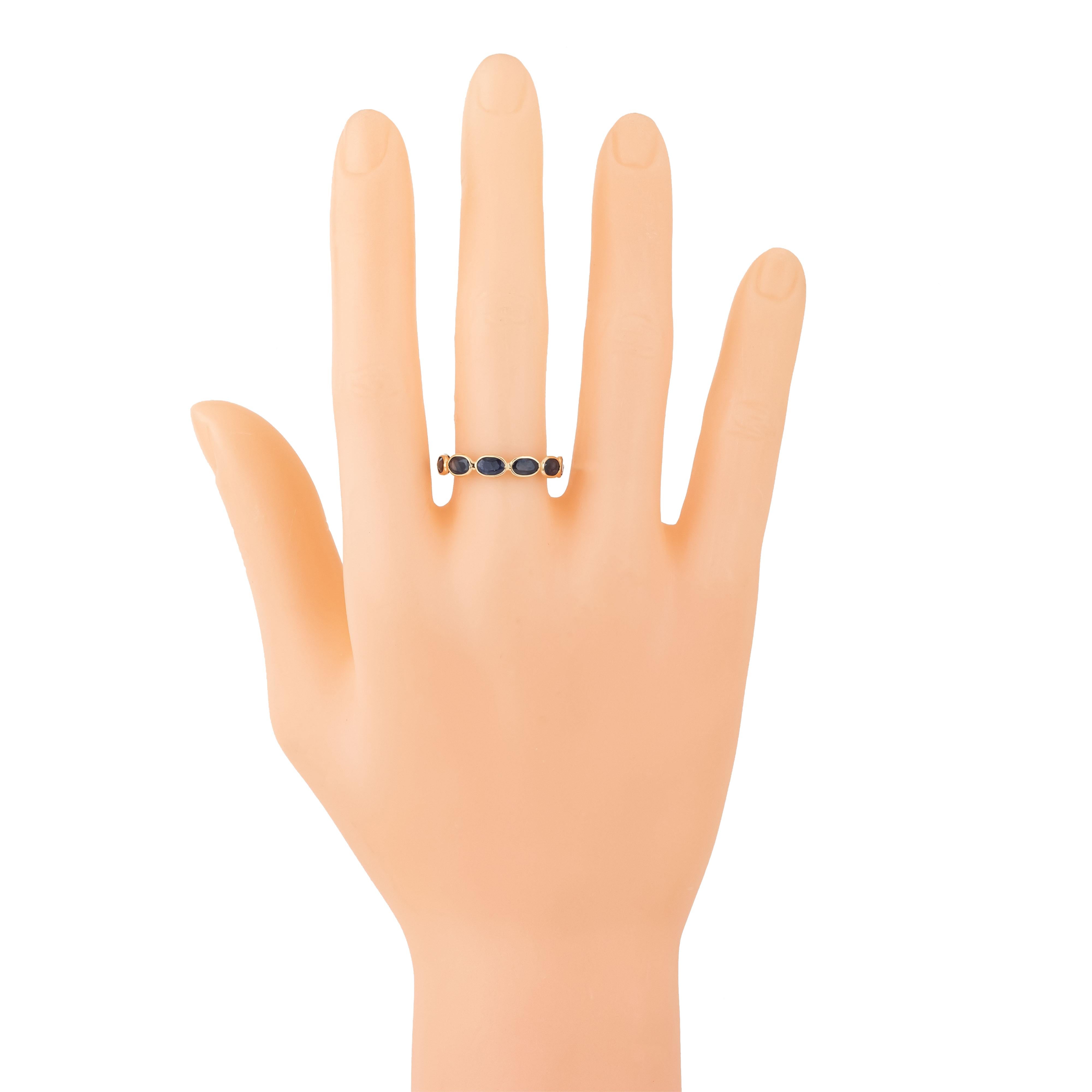 18 Karat Gold 3.2 Carat Sapphire Band Ring In New Condition For Sale In Jaipur, IN