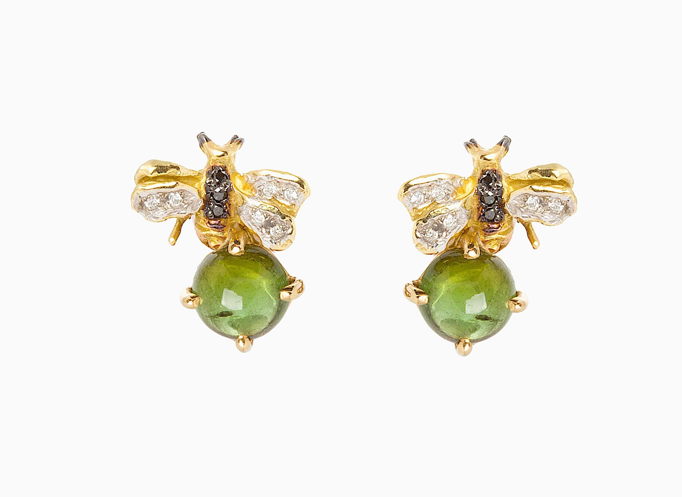 18 Karat Yellow Gold 3.20 Karats Green Tourmaline 0.10 Karats White Diamond 0.06 Karats Black Diamonds Bees Handcrafted Stud Earrings
Here there is a pair of Little Bees Stud Earrings handcrafted in 18 Karats Yellow Gold and adorned with a beautiful