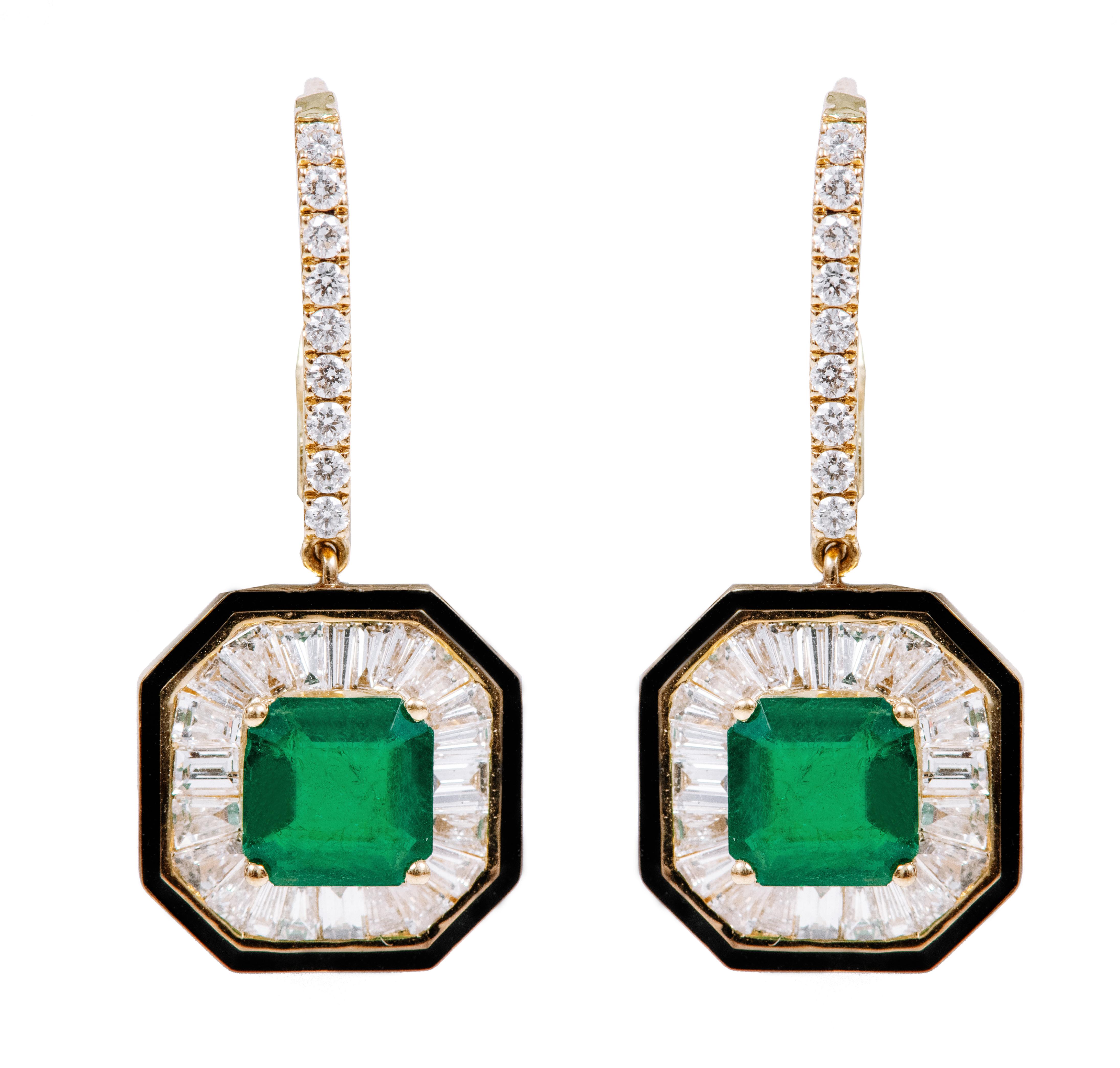 18 Karat Gold 3.25 Carat Emerald and Diamond Dangle Earrings In New Condition For Sale In Jaipur, IN