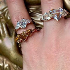 Anello trilogy di diamanti a forma di pera e cuore in oro 18 carati Fancy Cognac da 3,3 carati