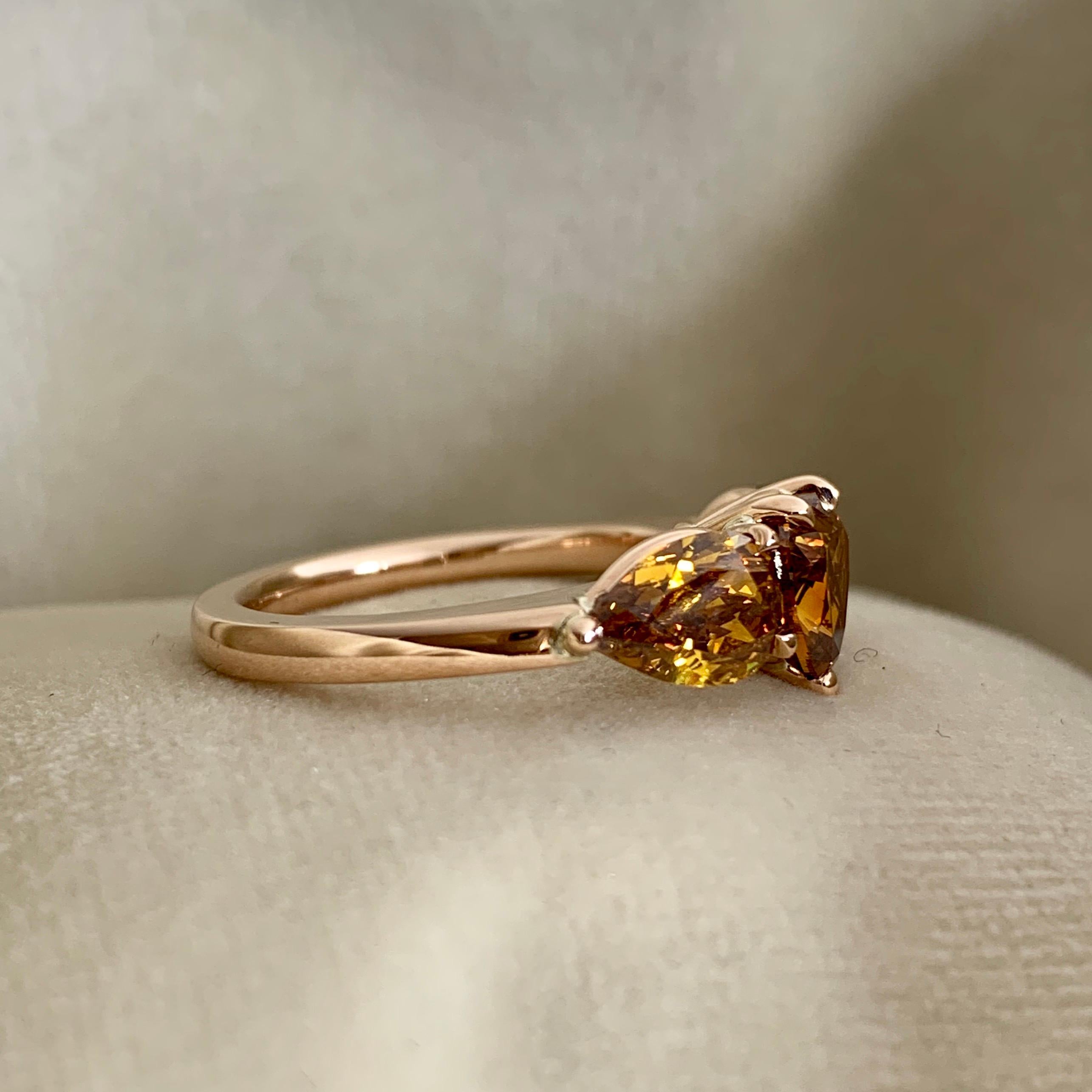 Taille cœur Bague trilogie en or 18 carats avec diamants en forme de cur et de poire de 3,3 carats de couleur cognac fantaisie en vente