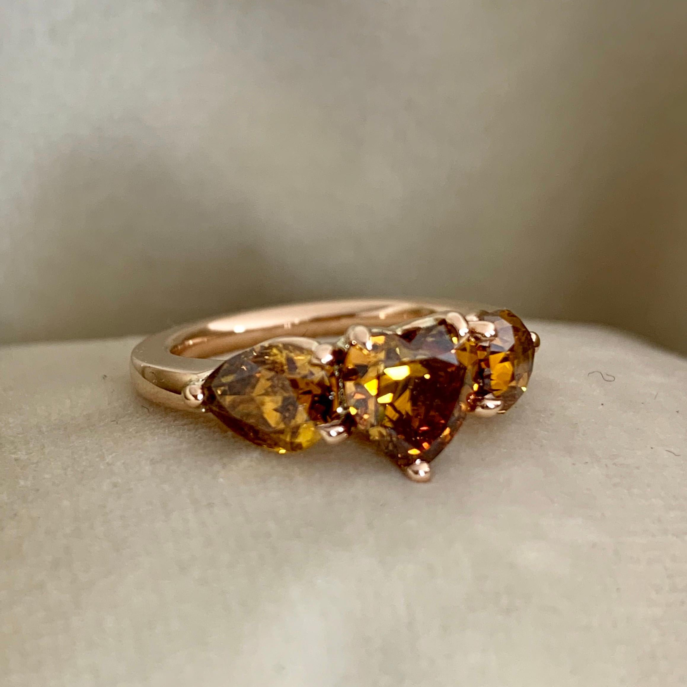 Bague trilogie en or 18 carats avec diamants en forme de cur et de poire de 3,3 carats de couleur cognac fantaisie en vente 2