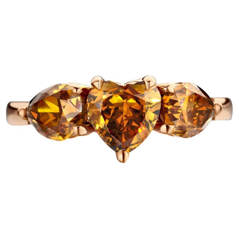 Bague trilogie en or 18 carats avec diamants en forme de cur et de poire de 3,3 carats de couleur cognac fantaisie en vente