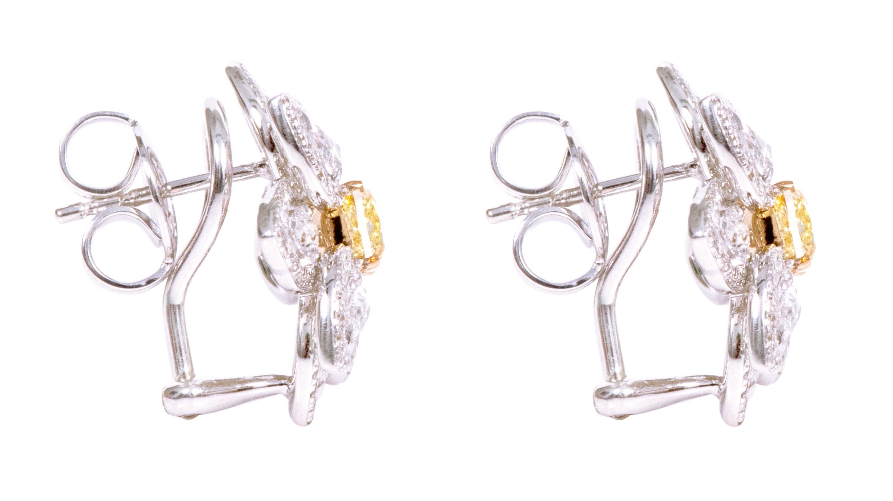 18 Karat Gold 3.36 Carat Yellow and White Diamond Modulation Stud Earrings For Sale 2