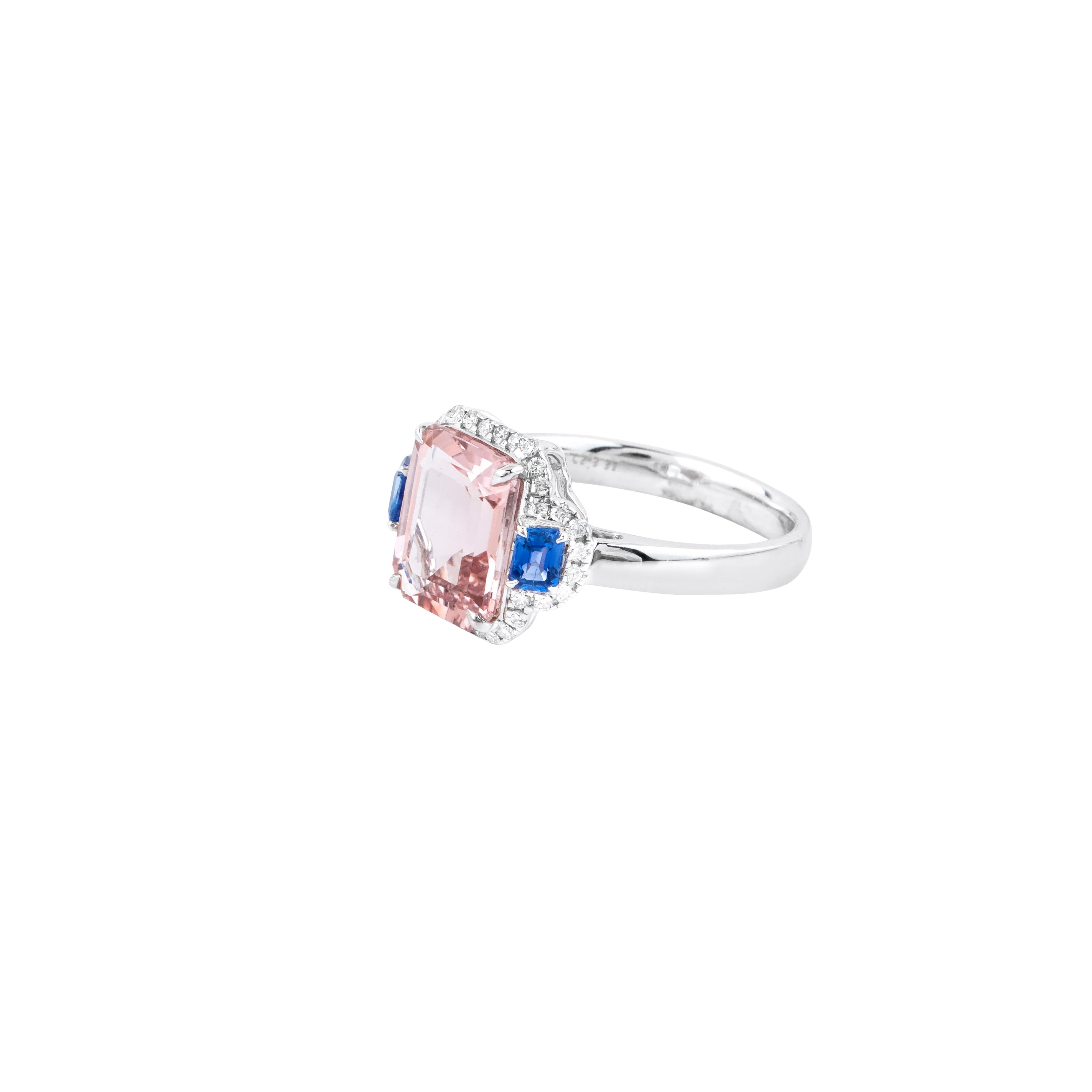 18 Karat Gold 3.48 Carat Diamond, Sapphire and Morganite Fashion Ring In New Condition For Sale In Jaipur, IN