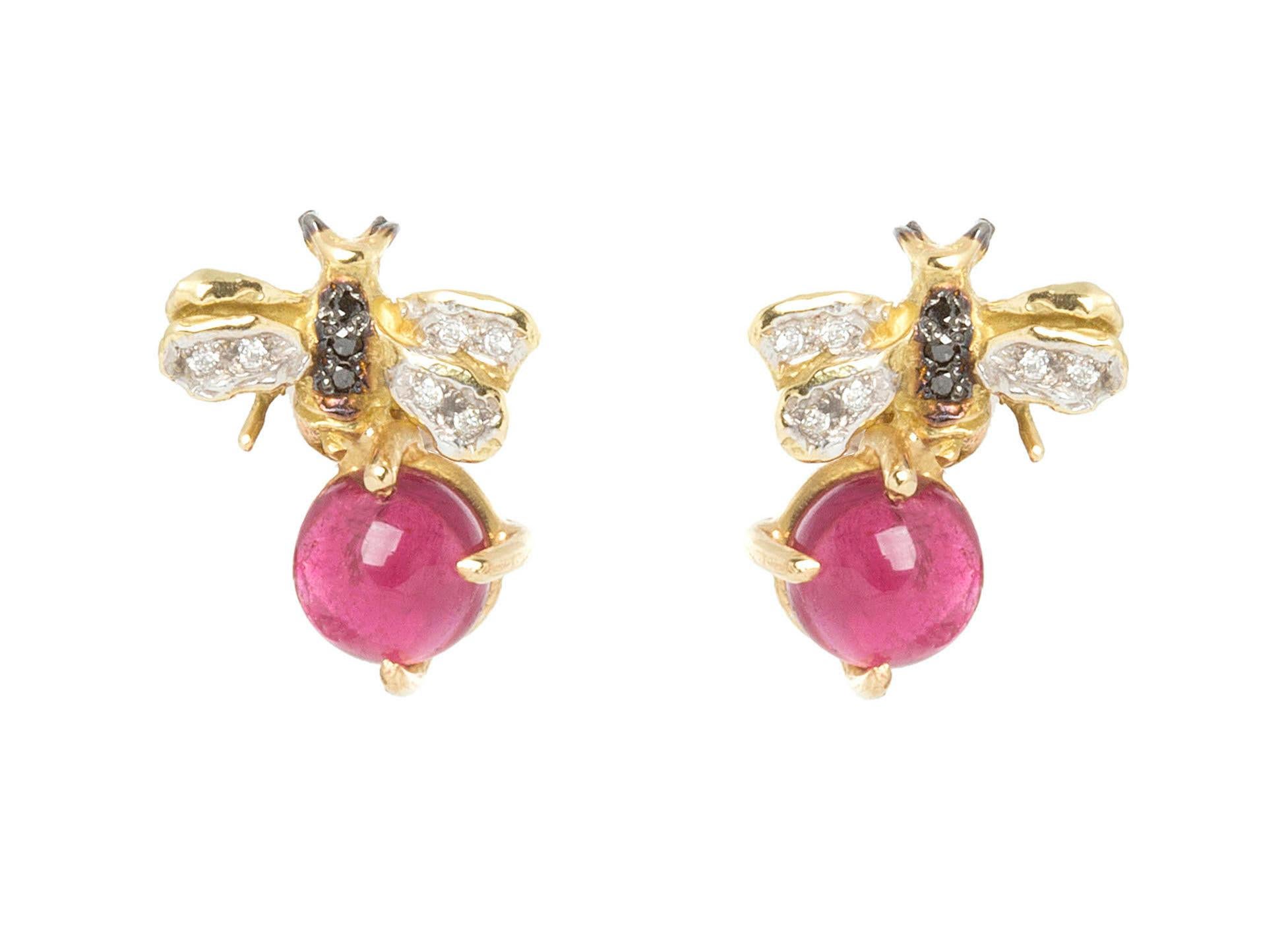  Rossella Ugolini 18 Karat Yellow Gold 3.50 Karats Pink Tourmaline 0.10 Karats White Diamond 0.06 Karats Black Diamonds Bees Handcrafted Stud Earrings
Here there is a pair of Little Bees Stud Earrings handcrafted in 18 Karats Yellow Gold and adorned