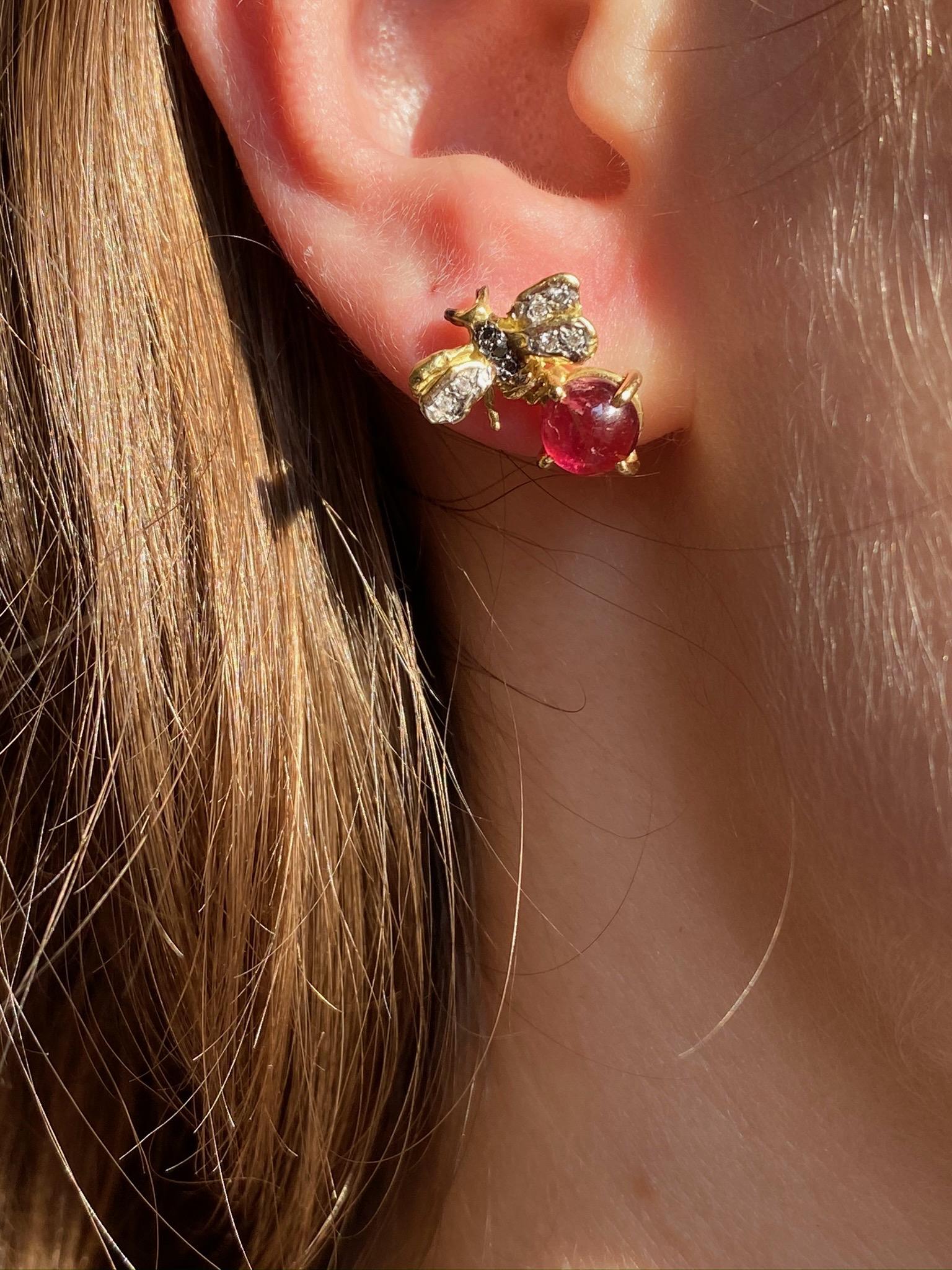 18 Karat Gold 3.50 Karat Pink Tourmaline 0.10 Karat Diamonds Bees Stud Earrings For Sale 3