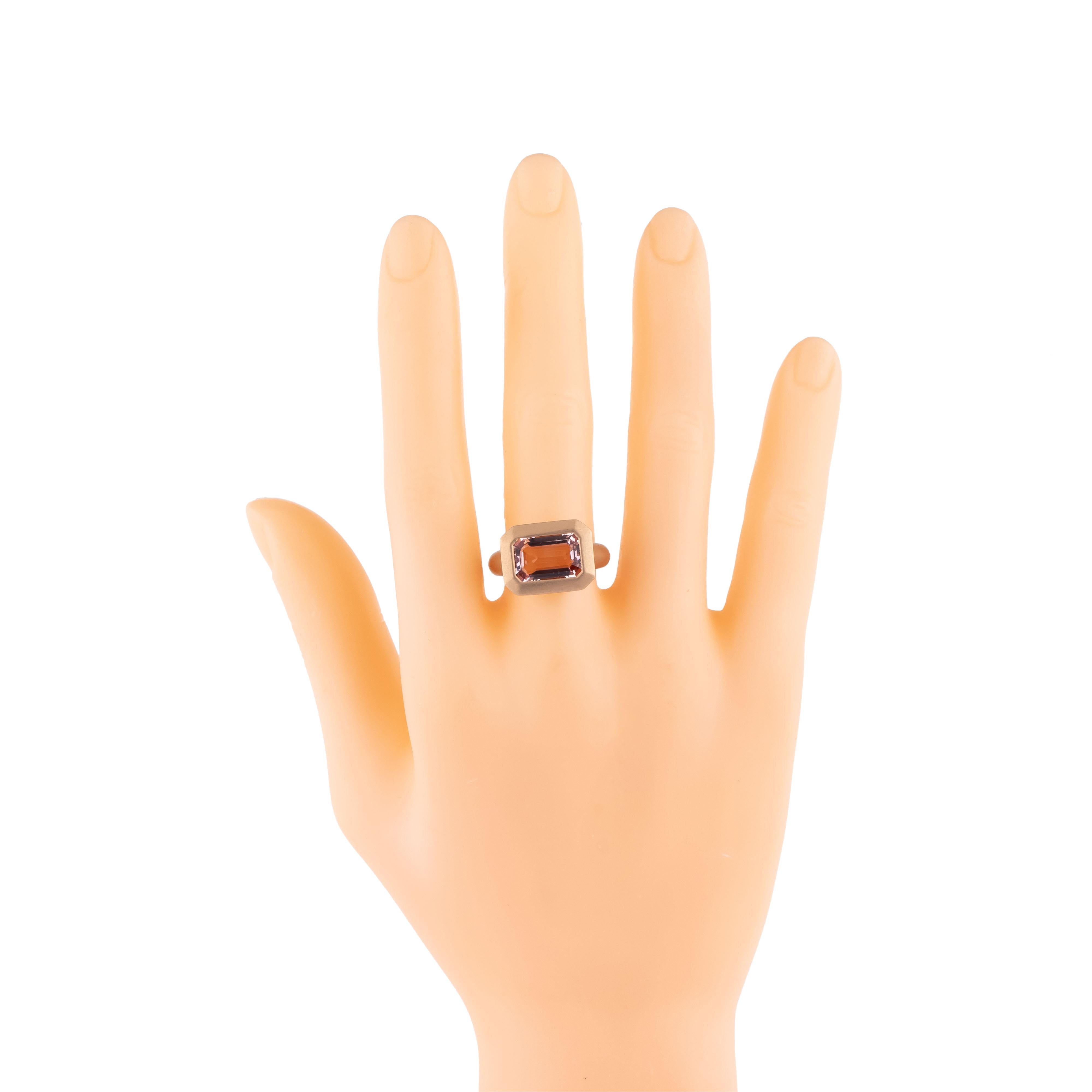 Contemporary 18 Karat Gold 3.58 Carat Morganite Cocktail Ring For Sale