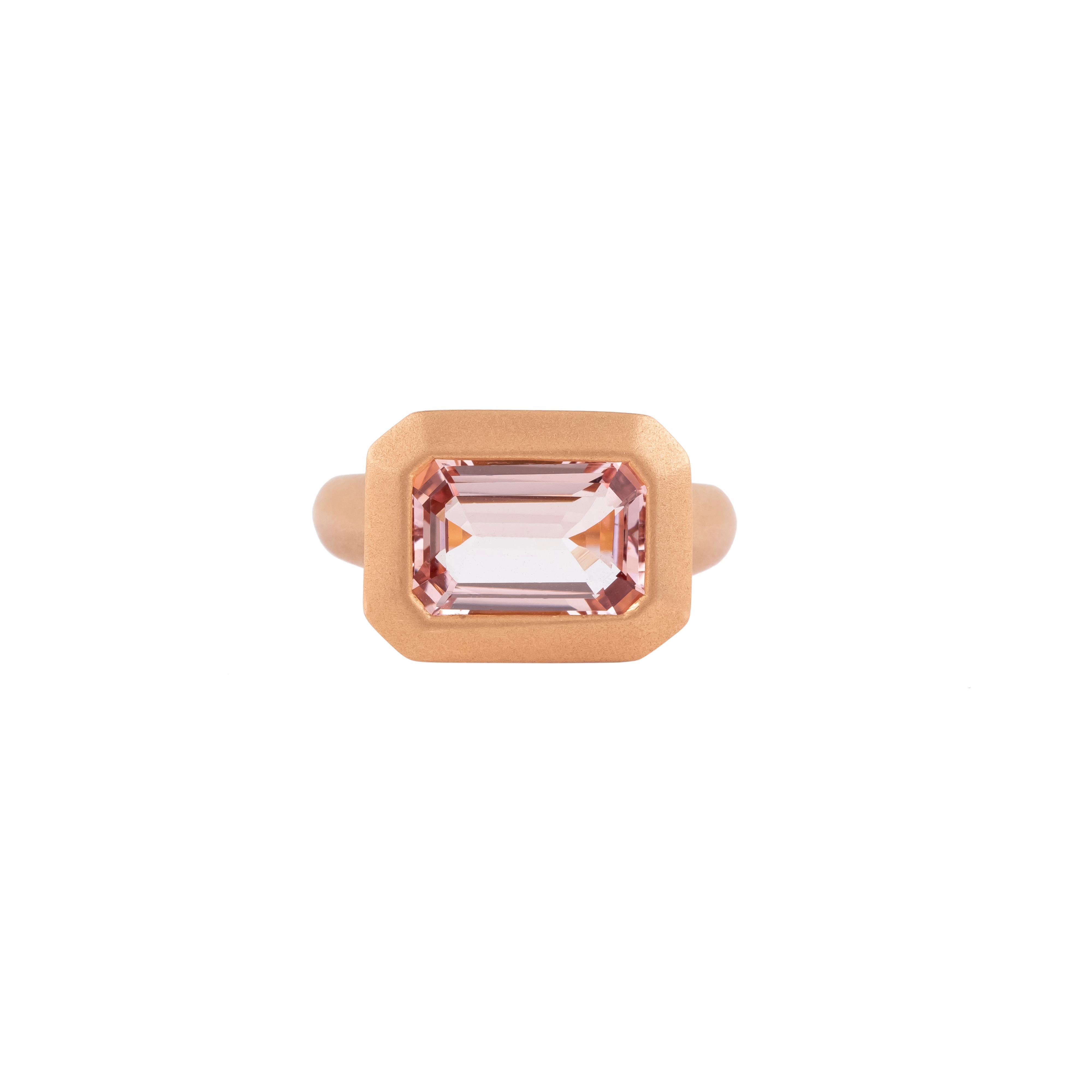 Brilliant Cut 18 Karat Gold 3.58 Carat Morganite Cocktail Ring For Sale