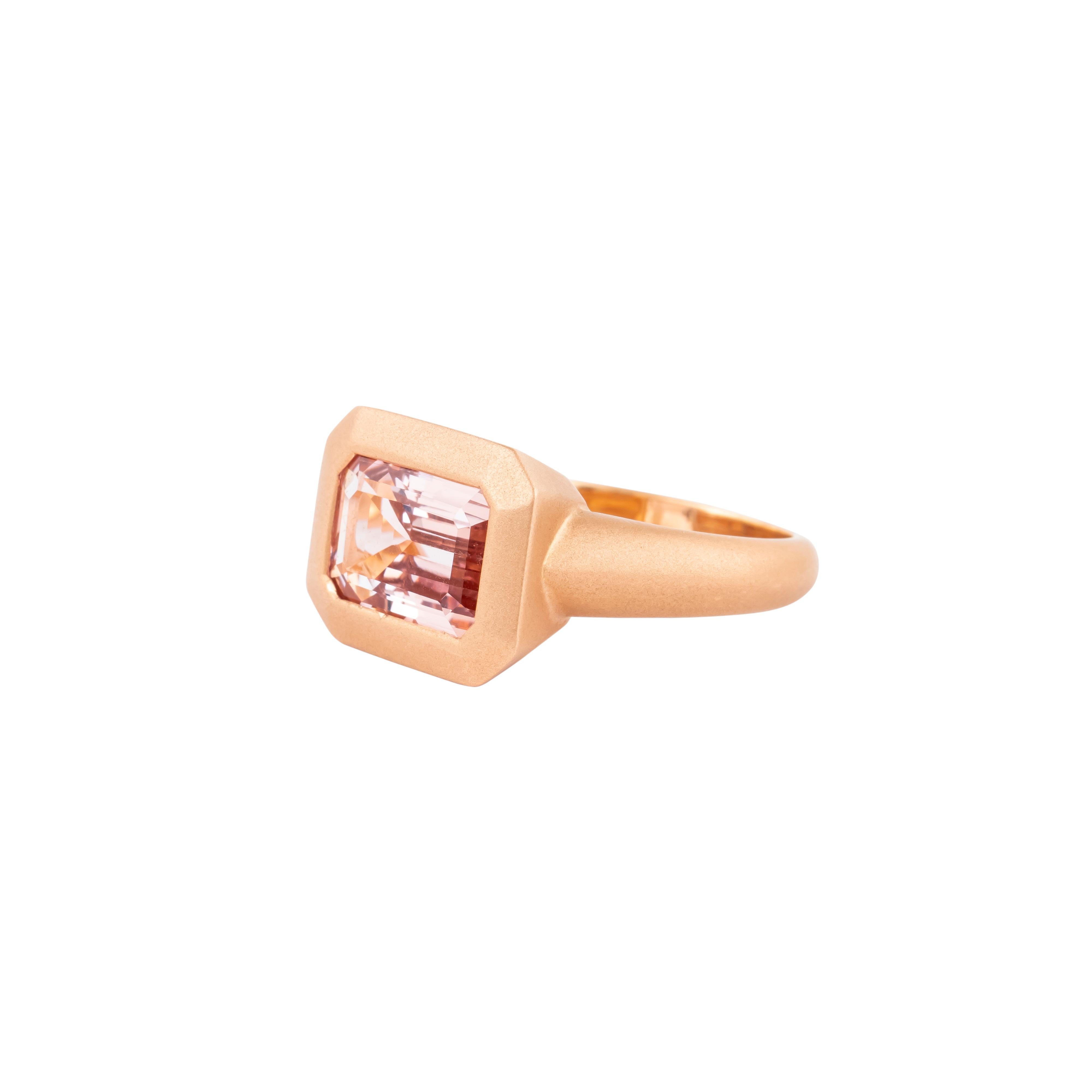 18 Karat Gold 3.58 Carat Morganite Cocktail Ring In New Condition For Sale In Jaipur, IN