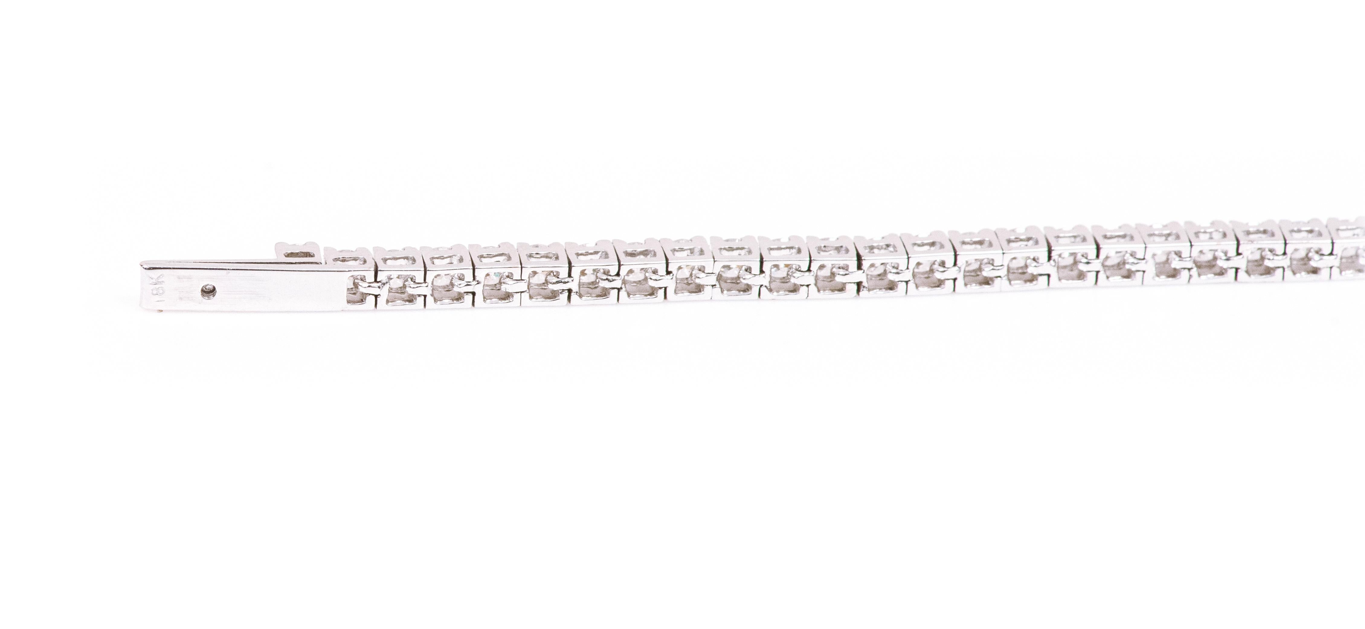 Women's 18 Karat Gold 3.65 Carat Solitaire Blue Sapphire and Diamond Tennis Bracelet For Sale