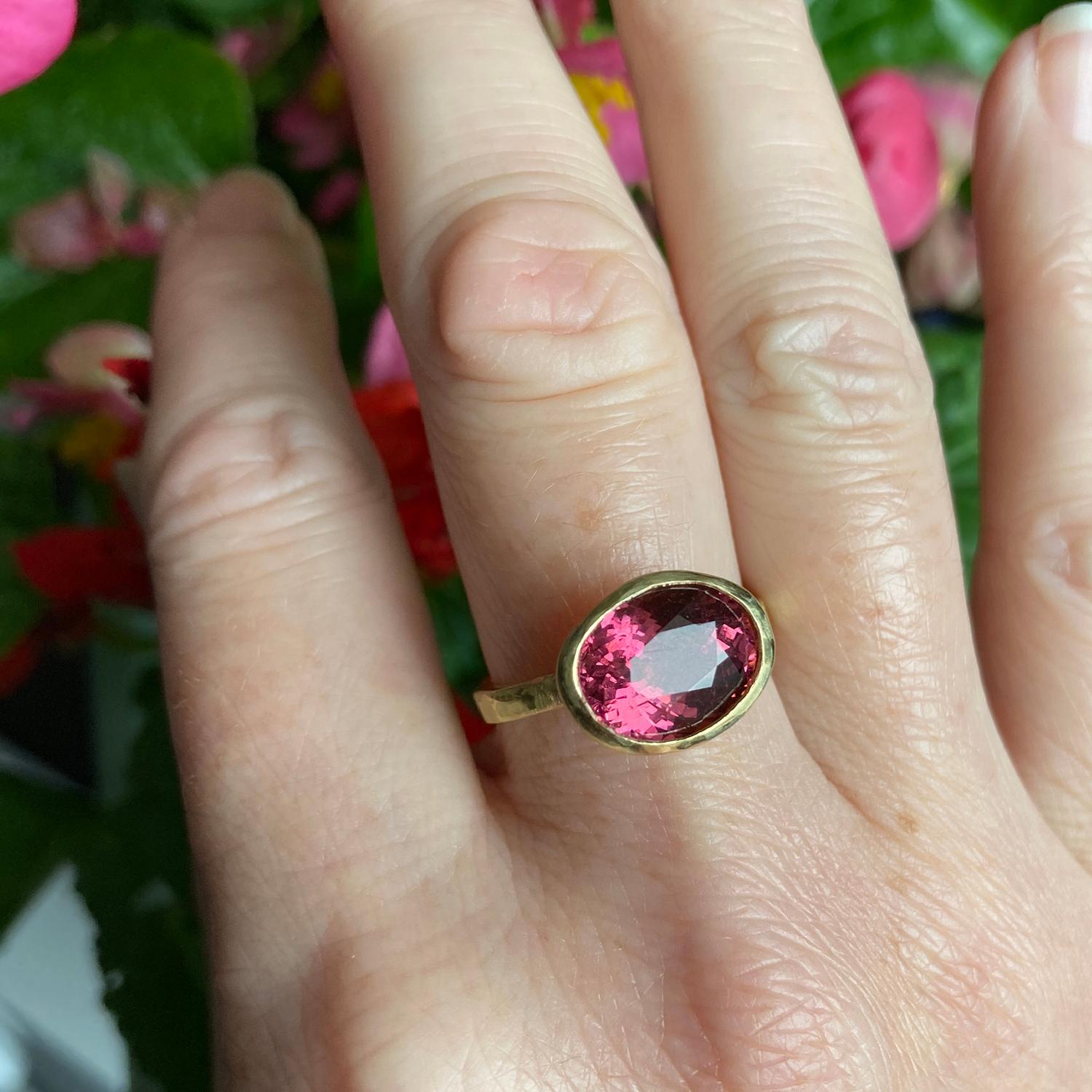 Contemporary 18 Karat Gold 3.76 Carat Oval Pink Tourmaline Ring For Sale