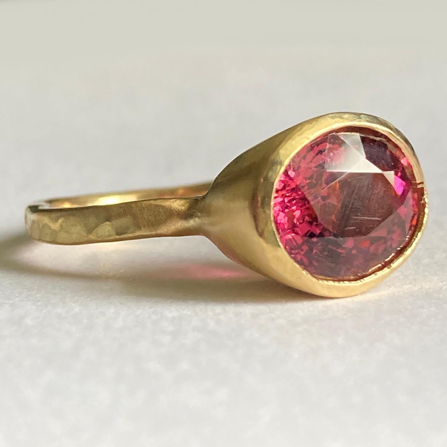 18 Karat Gold 3.76 Carat Oval Pink Tourmaline Ring In New Condition For Sale In Scotland, GB